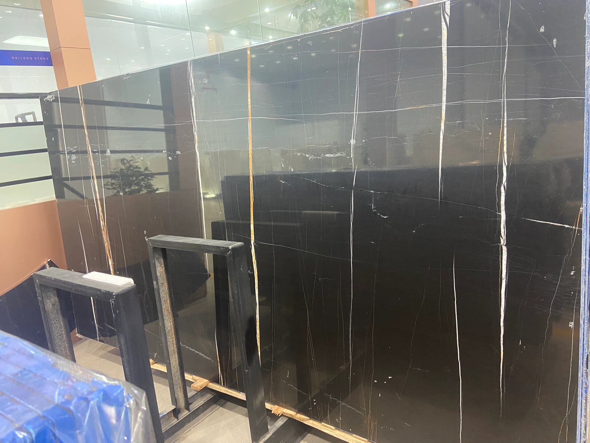 黑中贵族——劳伦黑金 劳伦黑金 产地:突尼斯 岩性:大理石 颜色:深黑