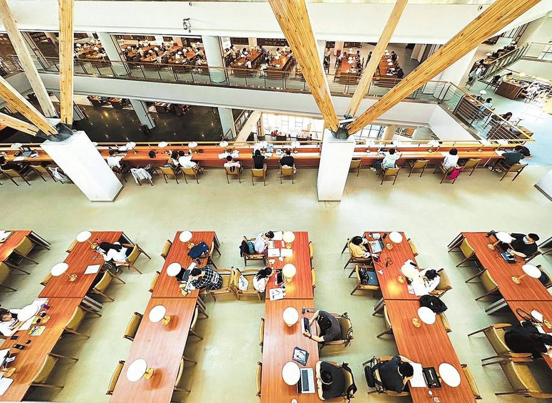 太原太原头条【书海"泛舟"】  6月11日,山西省图书馆,读者在开阔典雅