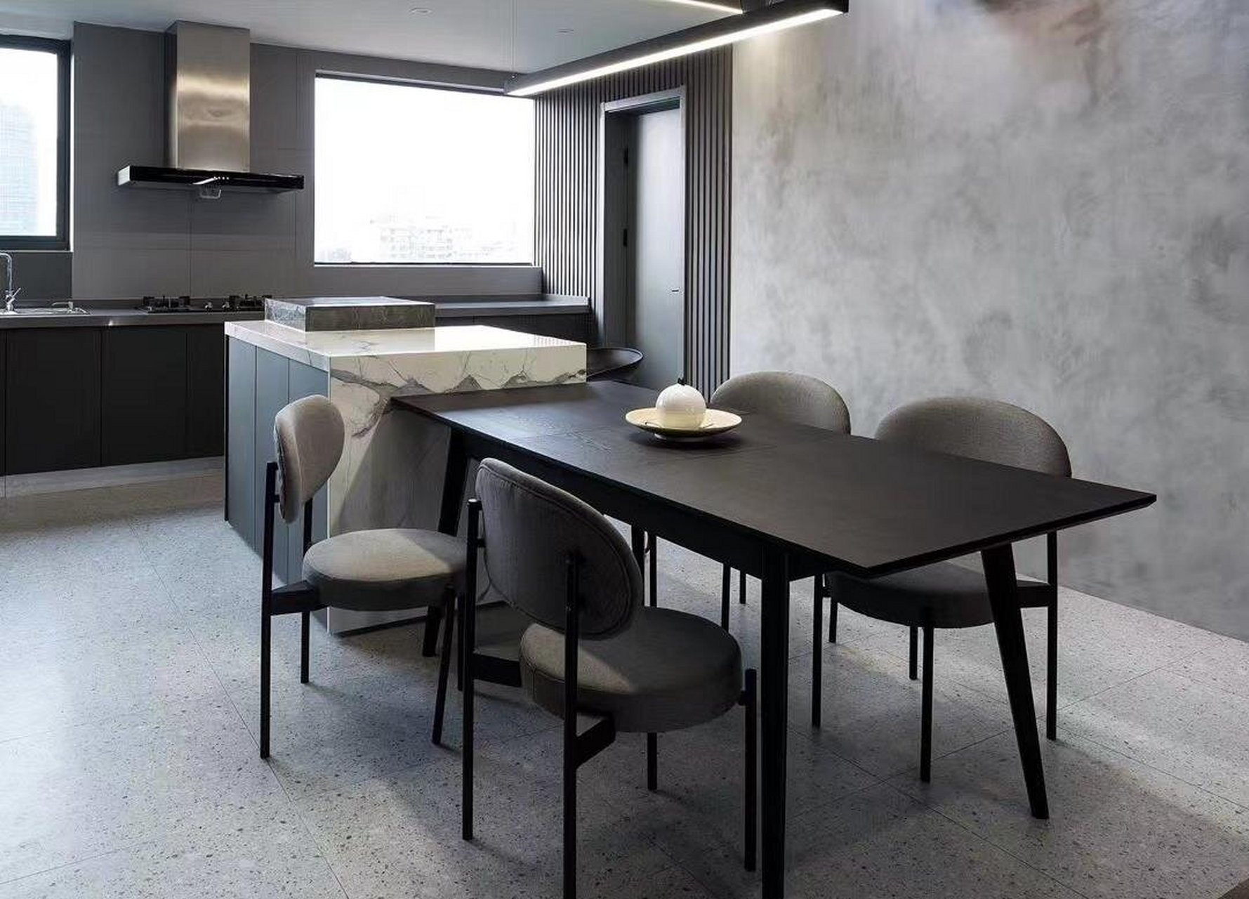 岛台餐桌是一个比较独立的餐桌设计,同时也是一个独立的工程.