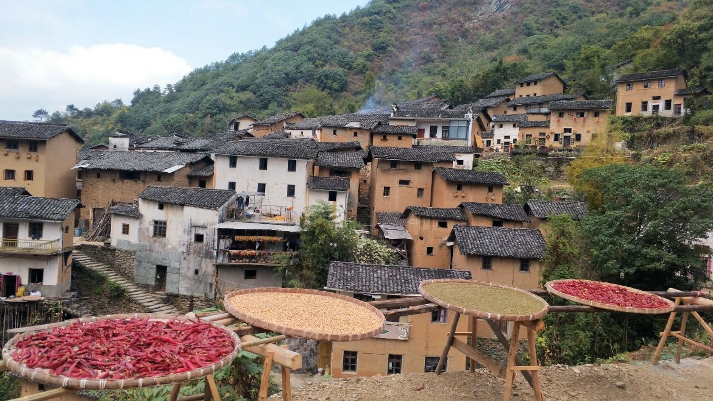 路游玩了黄山附近另一个小众但是绝对值得推荐的景点,那就是:阳产土楼