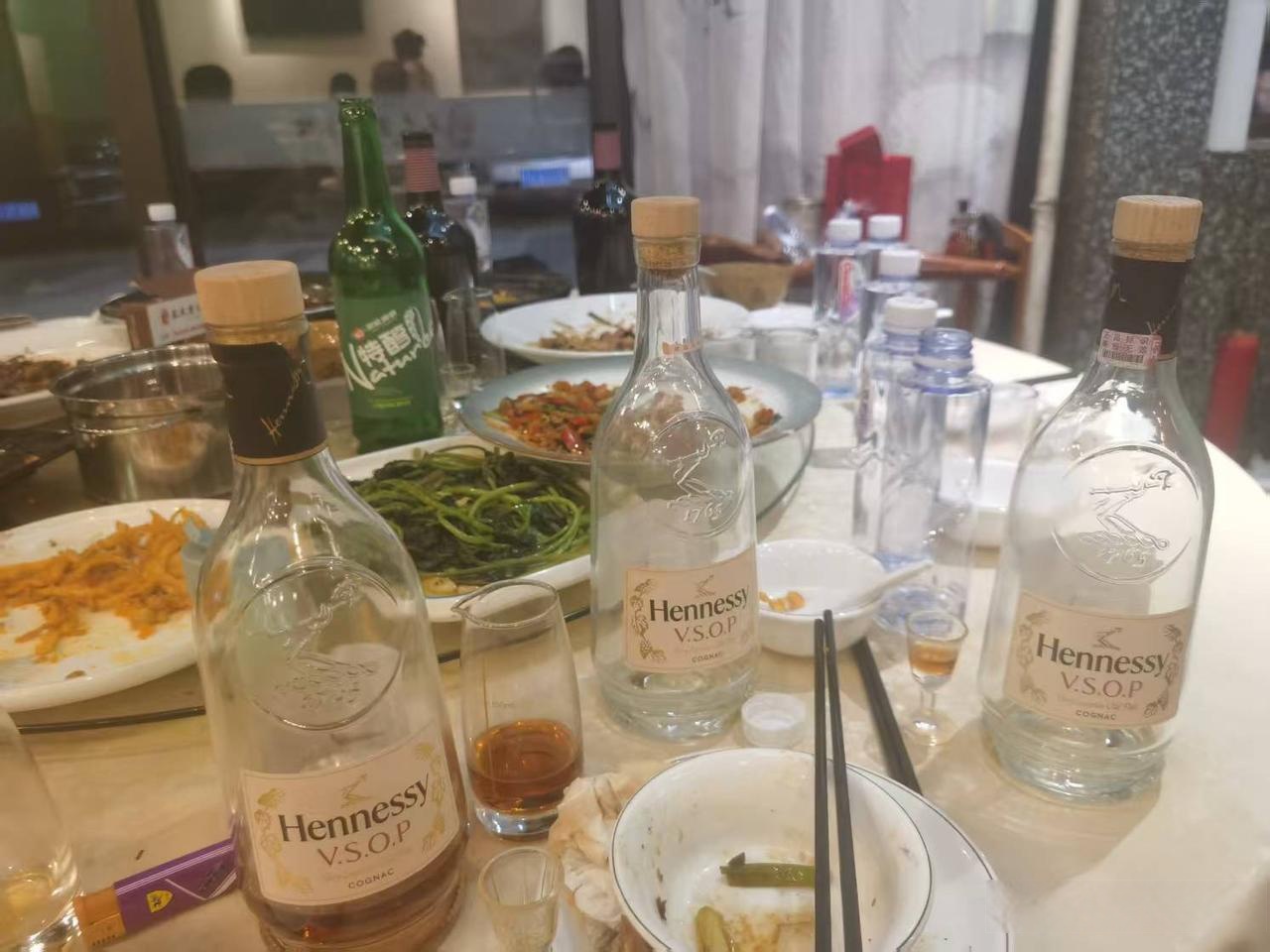 青柠点缀餐盘,酒液在杯里摇晃,聊到兴起时碰杯,酒香混着菜香,把平凡