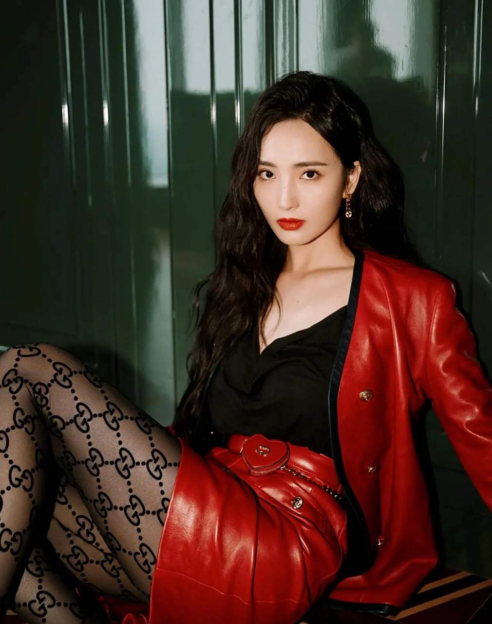 王紫璇火辣风格写真,火红色夹克搭配包臀裙加上花色黑丝的加持,你还能