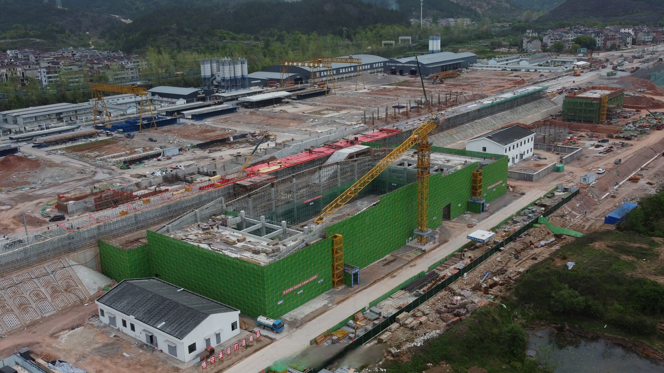 经过9个月的施工,金甬铁路东阳站站房主体结构于2023年4月10日完成