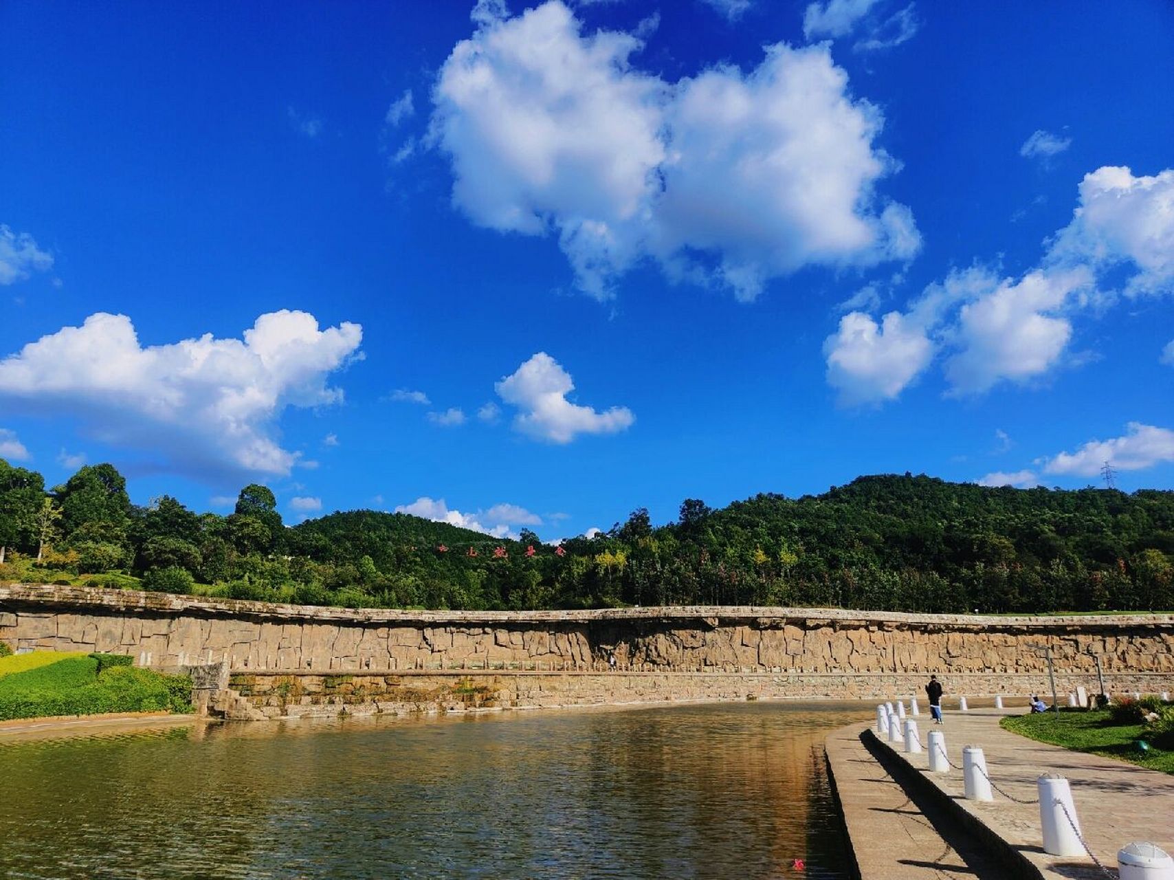 地点:玉溪两湖大瀑布,导航出水口瀑布即可 这里有玉溪最大的人工瀑布