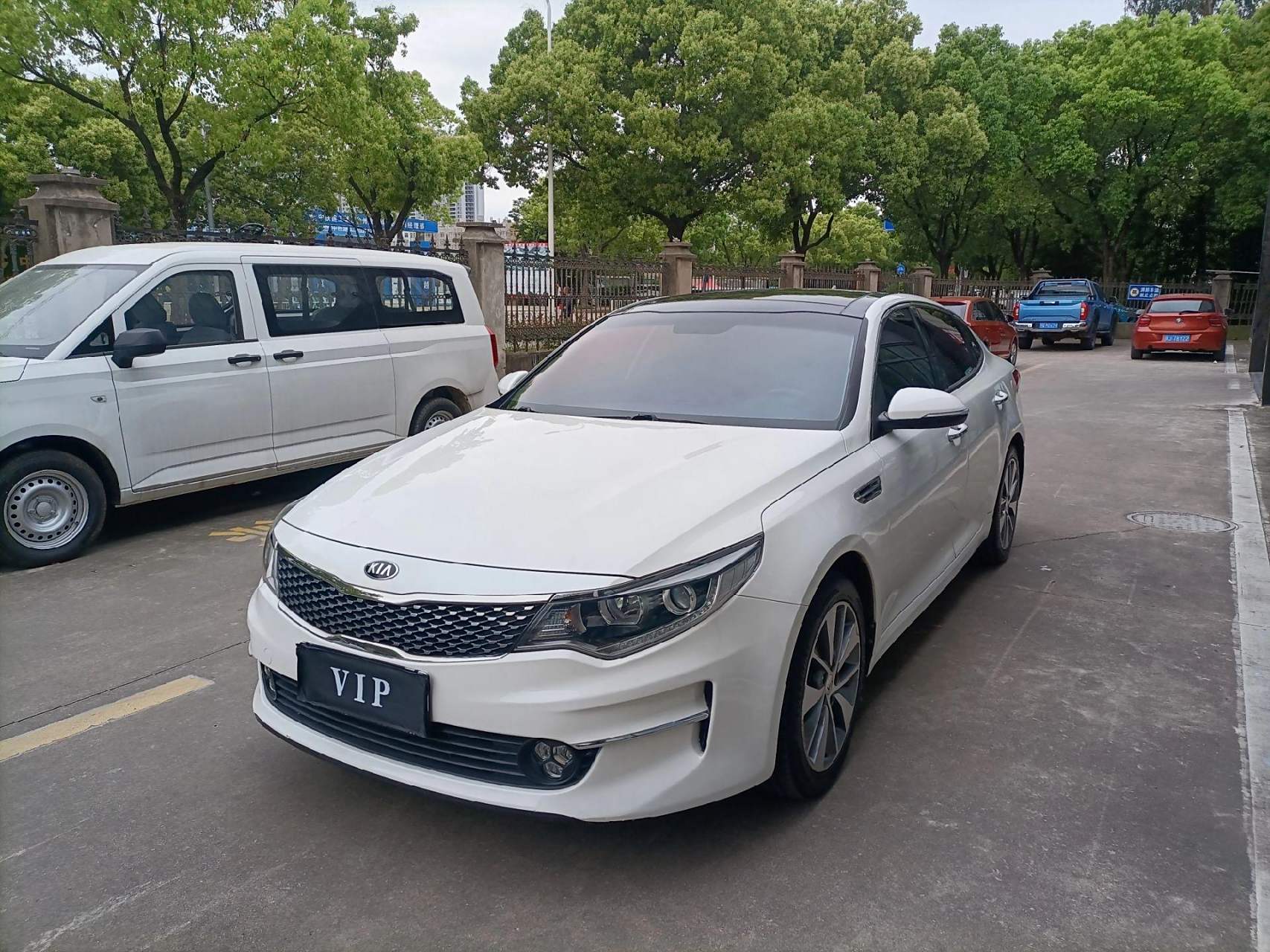 2017年十月,上牌起亚k5自动挡高配一手车 首付2万开回家全款6.8万