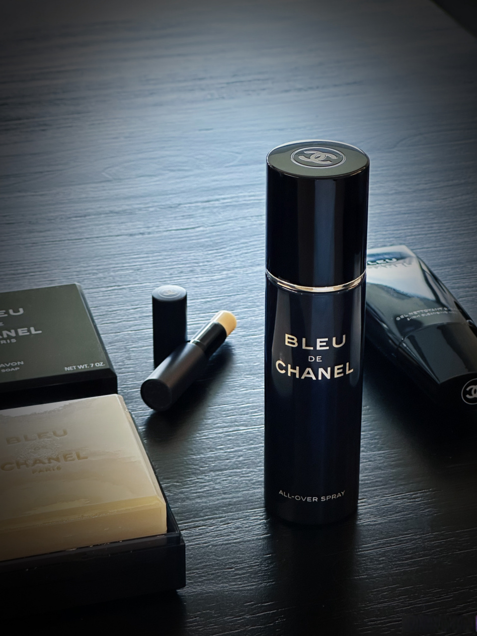 香奈儿蔚蓝男士香水系列全新作品… 双效洁面乳,多效润肤乳,香水皂与