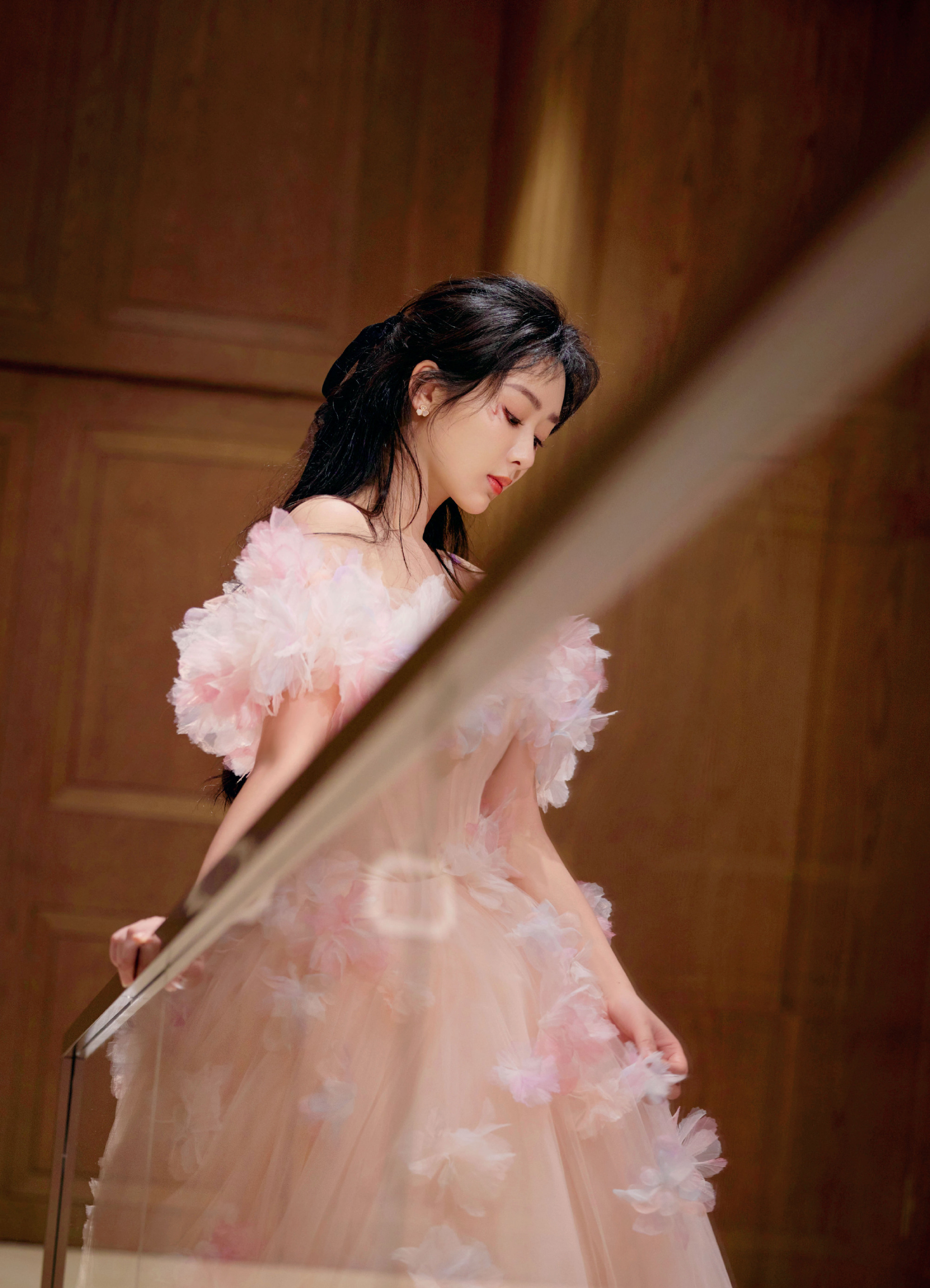 杨紫粉色花裙养眼写真
