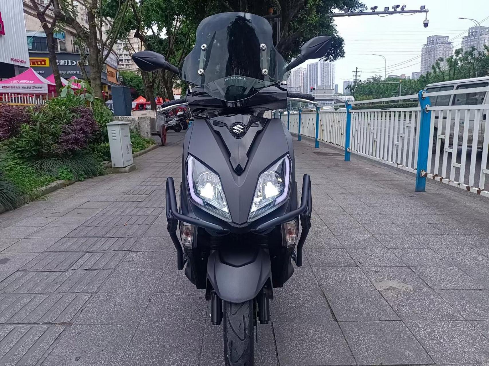 轻骑铃木uy125踏板车,23年上户,是百周年纪念版,美女一手车,加装了