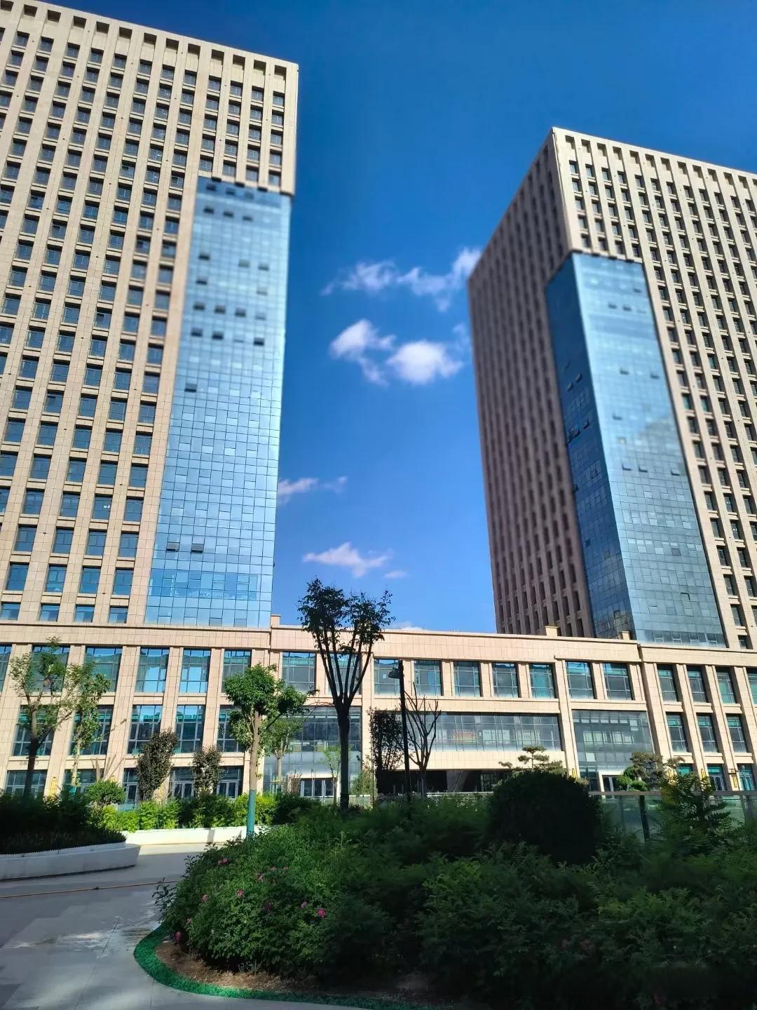 有一次上班忘了带头盔被警察拦下塞了一张罚单,当时