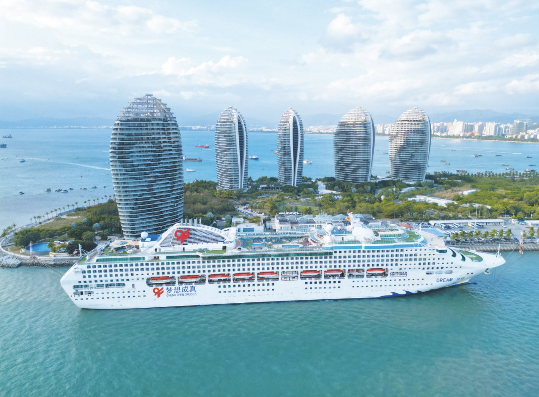 【"梦想号"邮轮三亚首航】 1月14日晚,汽笛声声