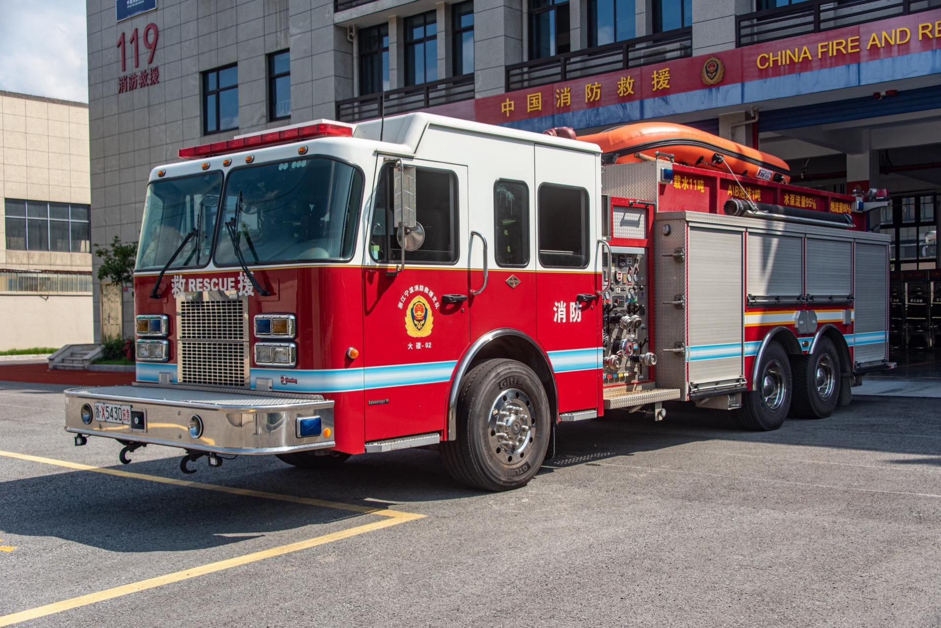 消防,经典款美国大力霸王龙泡沫消防车,服役十余年依旧坚挺