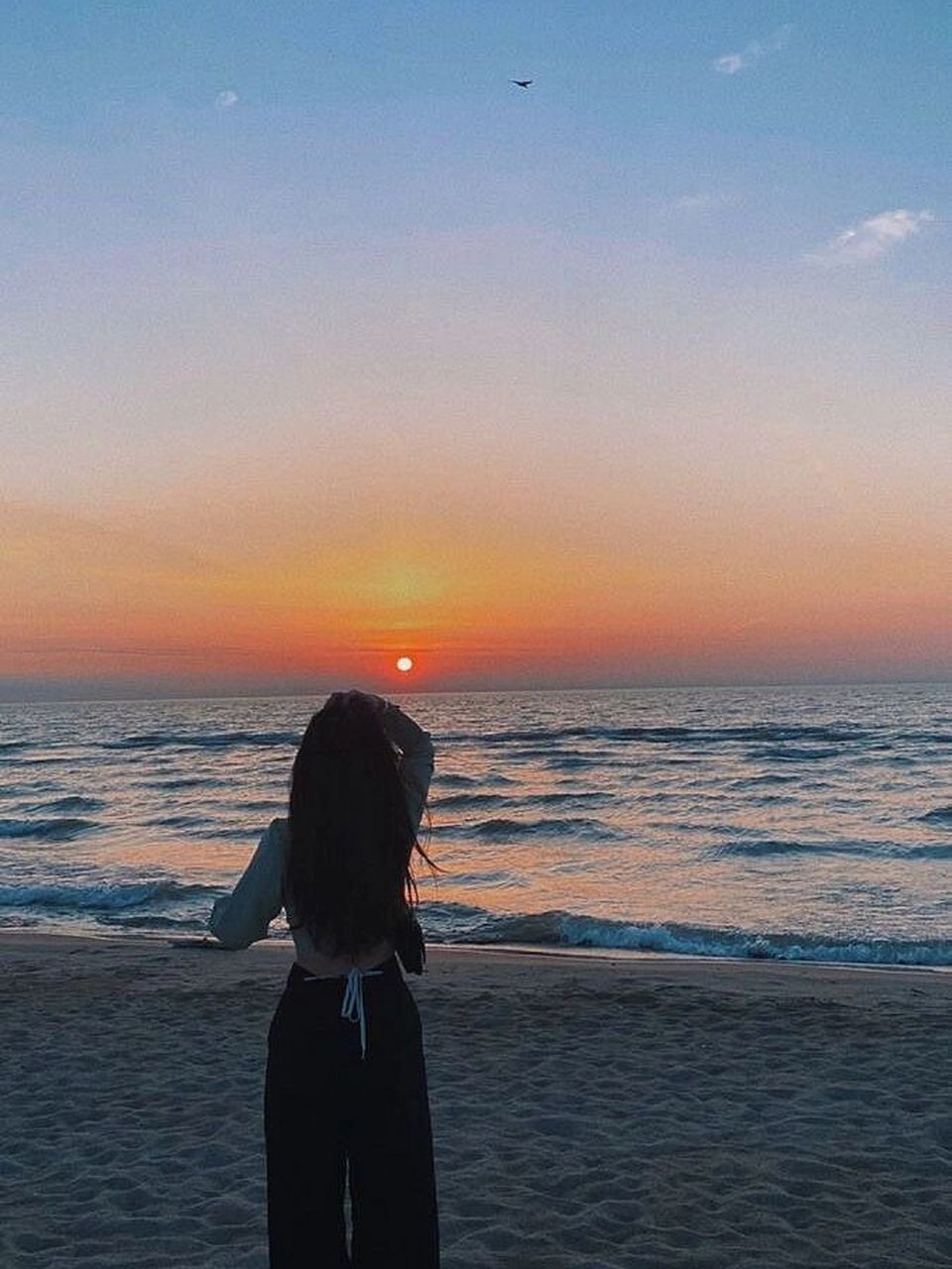 海边小姐姐背影微信头像朋友圈背景图