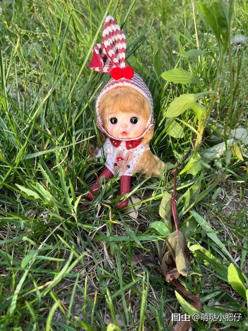 你身着一件红色小棉袄,远远看去,真像一只小蝴蝶飞过一样,既