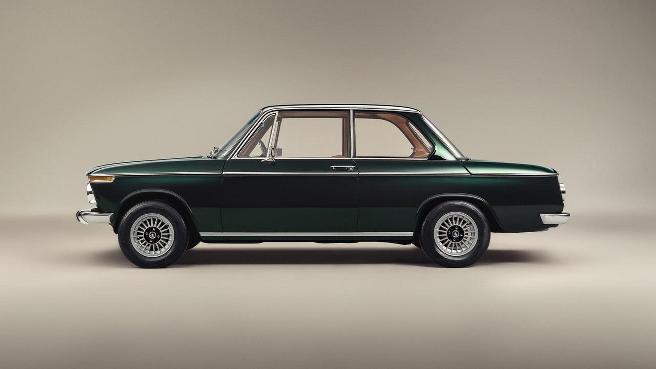 1972年的宝马1602 电动复刻版 那时候的车感觉好看啊,非常秀气内敛