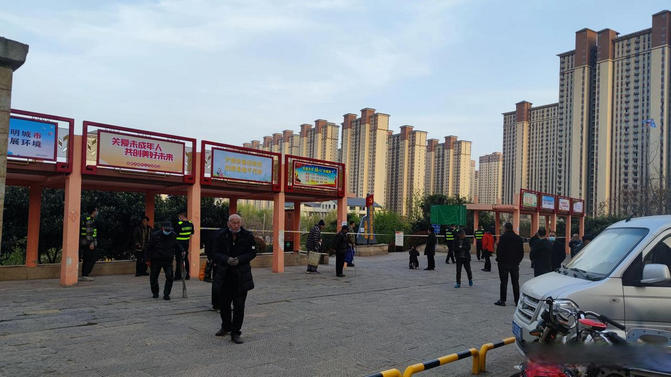 老城区邙山体育公园也封闭了,疫情防控越来越严格,今天的不方便,是