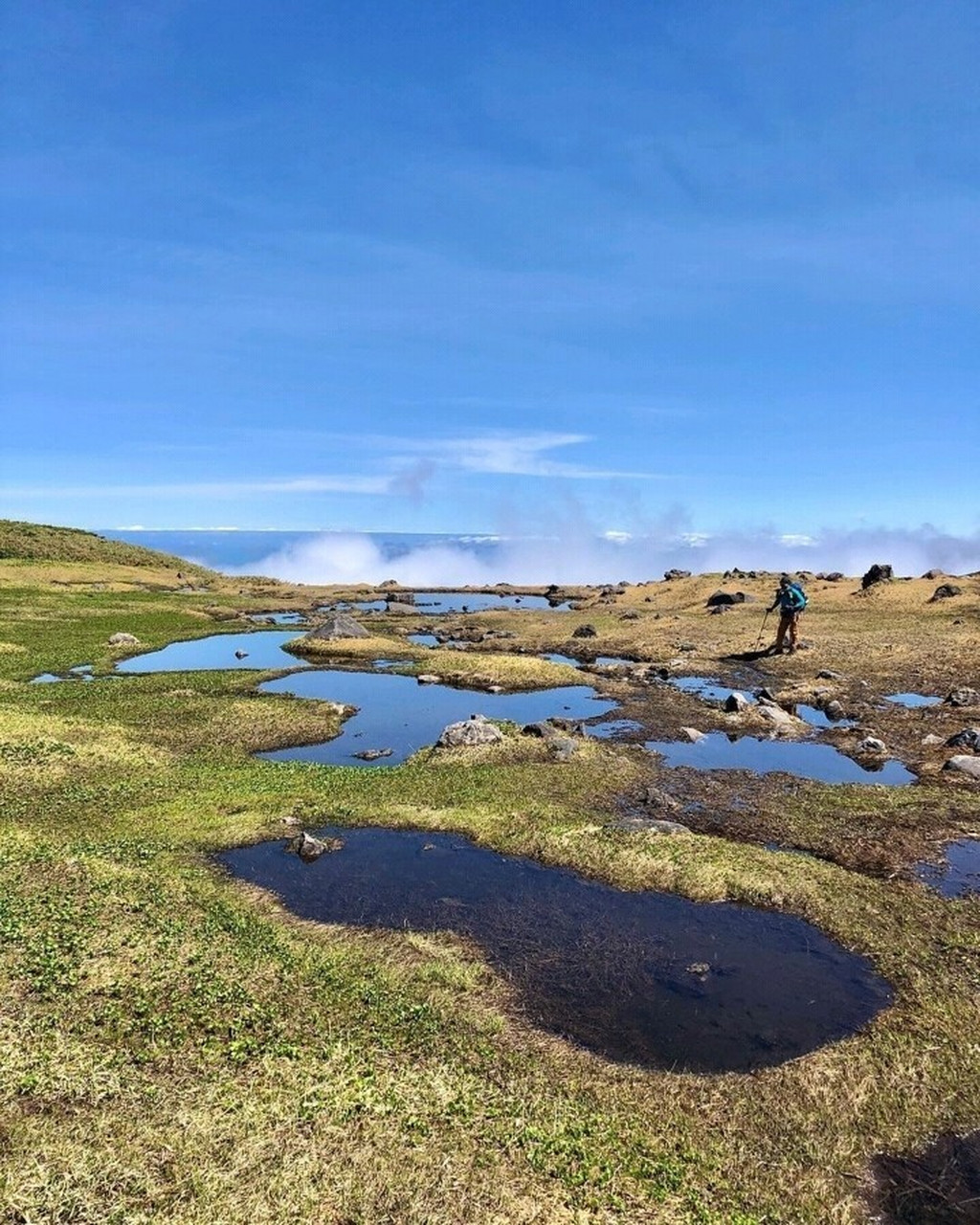 鸟海山是一座跨越秋田县和山形县两县县境的活火山,其山顶位于山形县