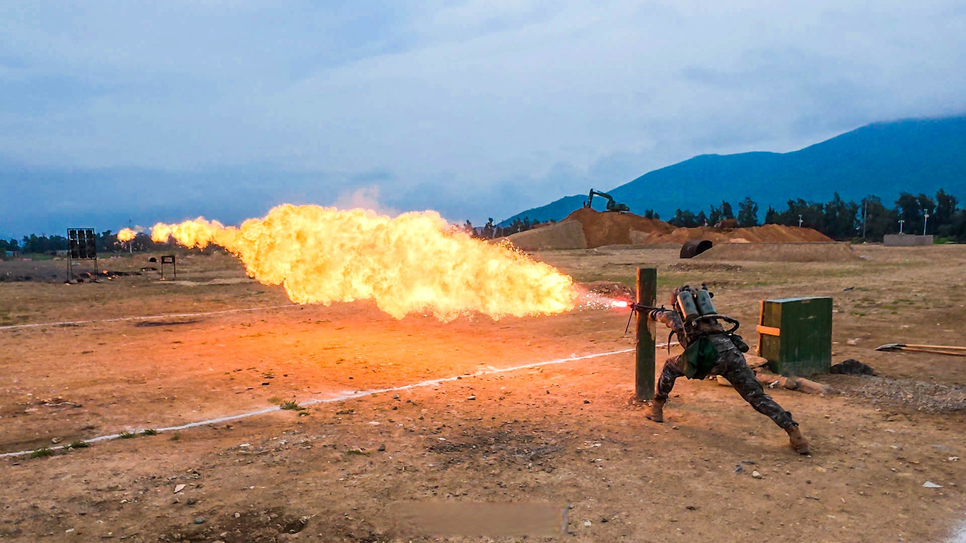 喷火兵实喷训练火力拉满#】近日,武警第二机动总队某支队组织喷火兵
