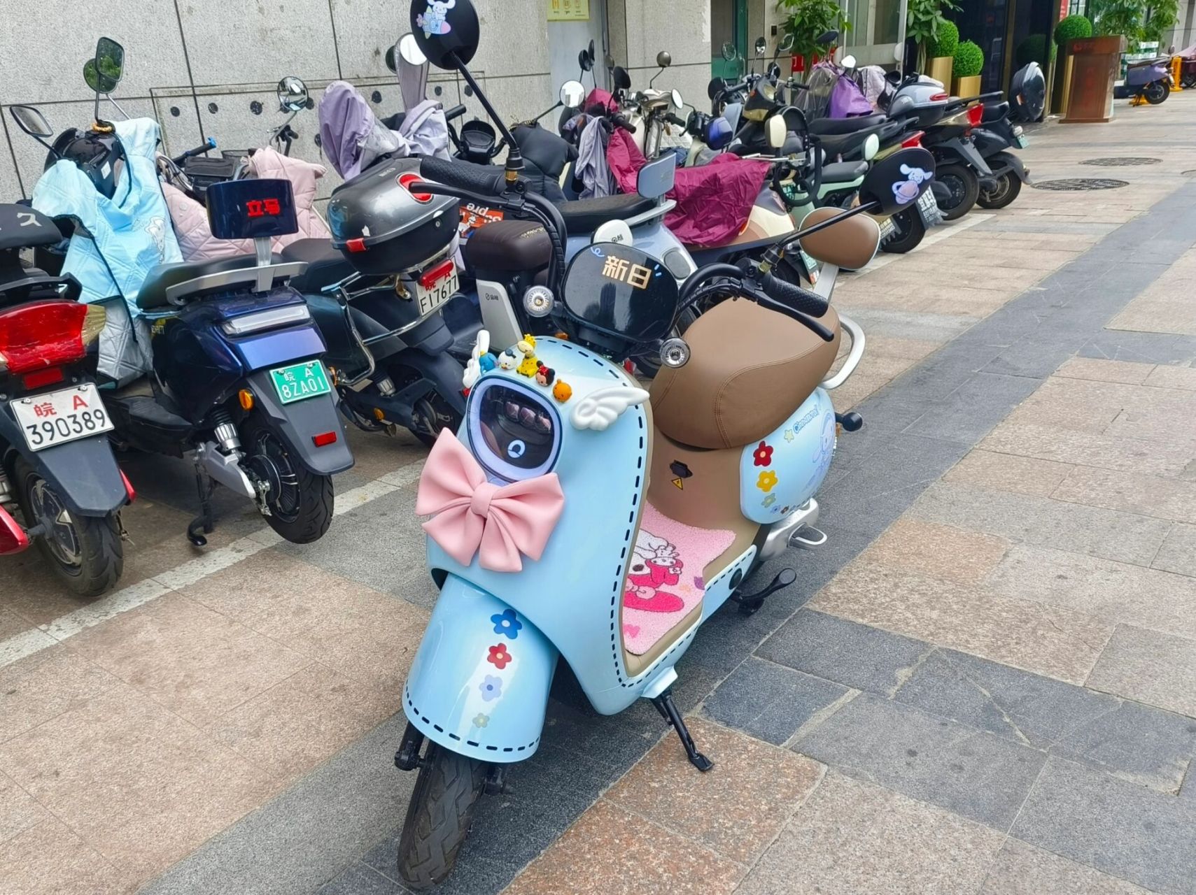 喜提新车96新日电动车 新日妞妞q3蓝色,60v21a的电池,装饰得太好看