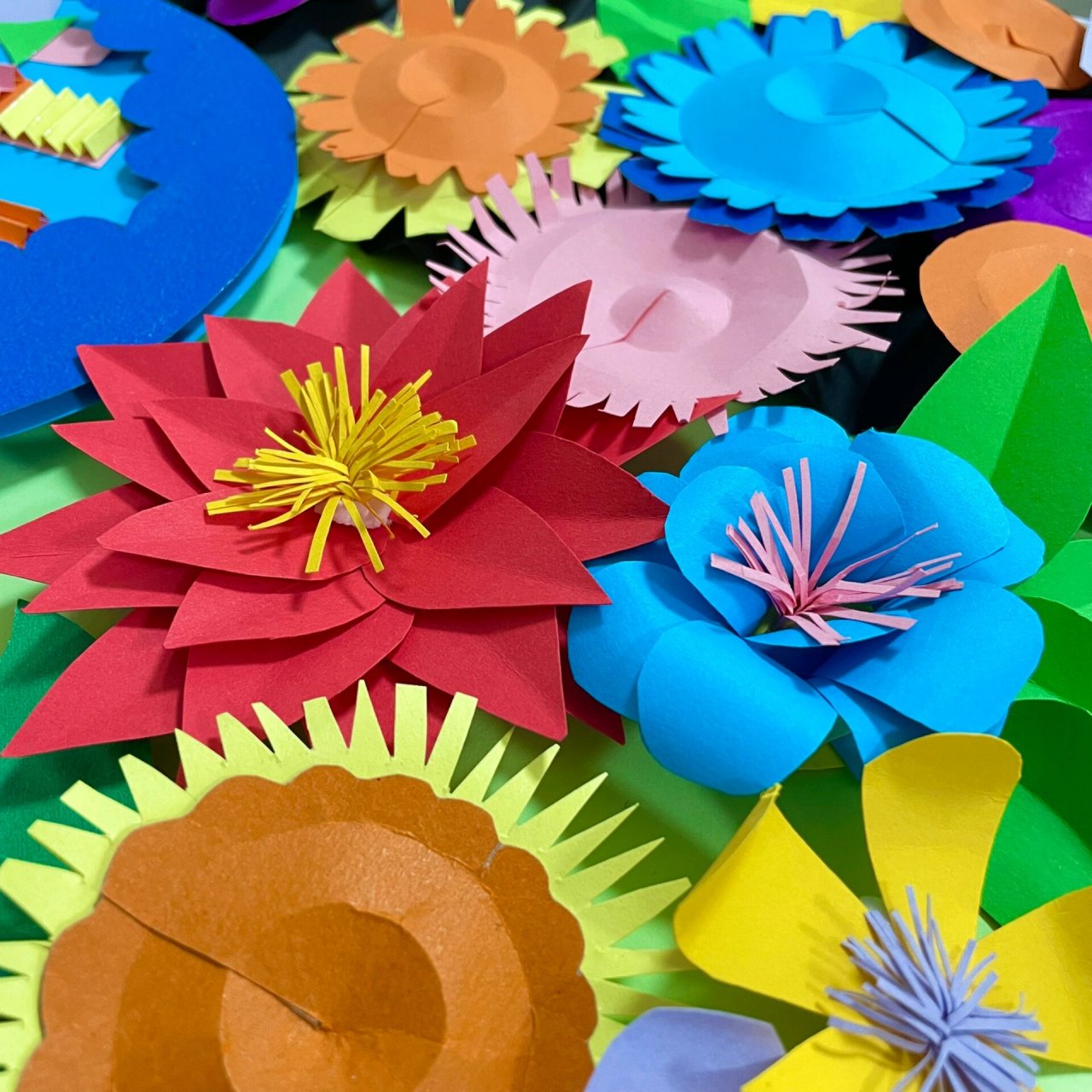 手工作品纸浮雕—花儿绿叶 借鉴的作品哦  材料:8k卡纸,双面胶,泡沫