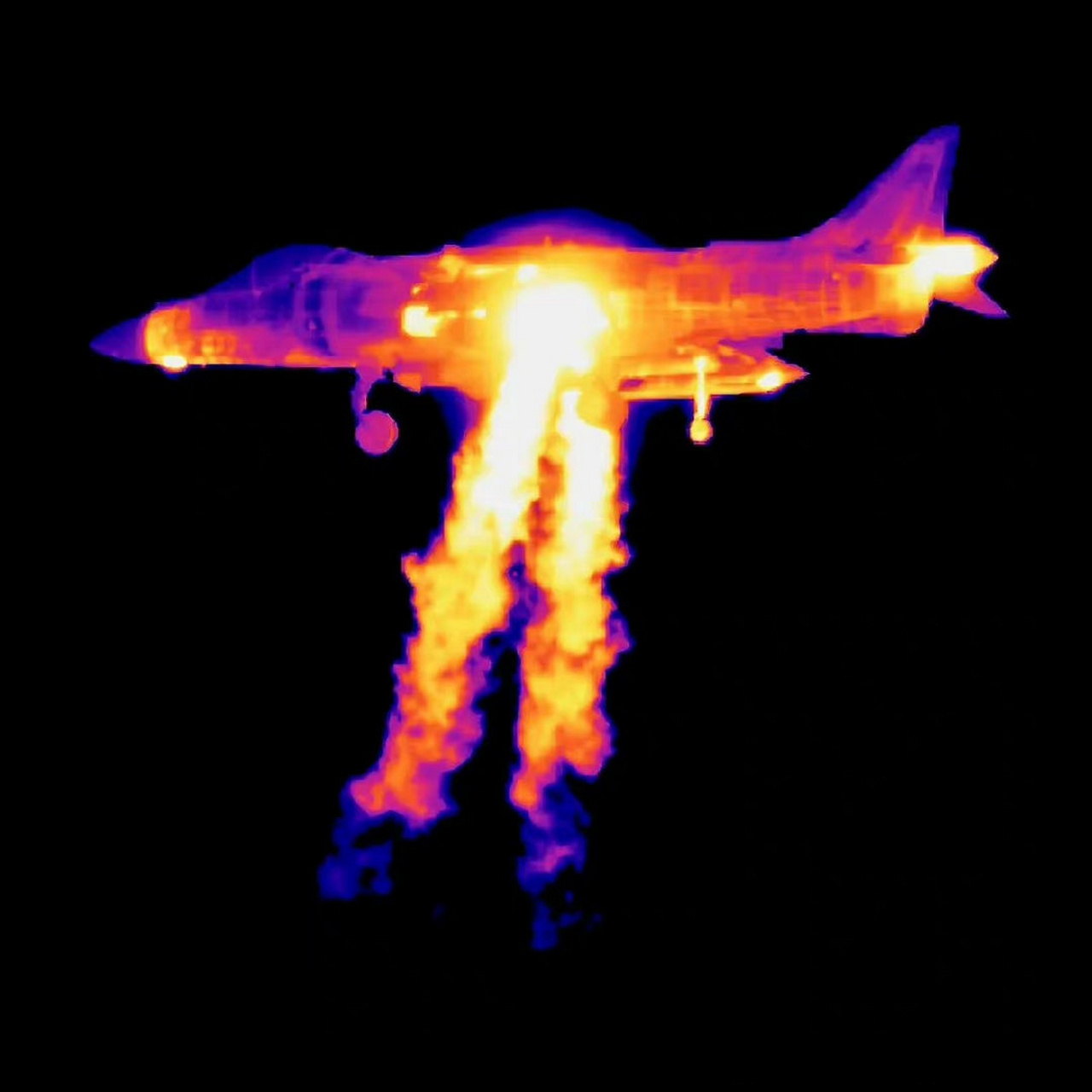 av-8b悬停红外试图,飞马发动机的两个后旋转喷管喷出涡轮高温燃气,前