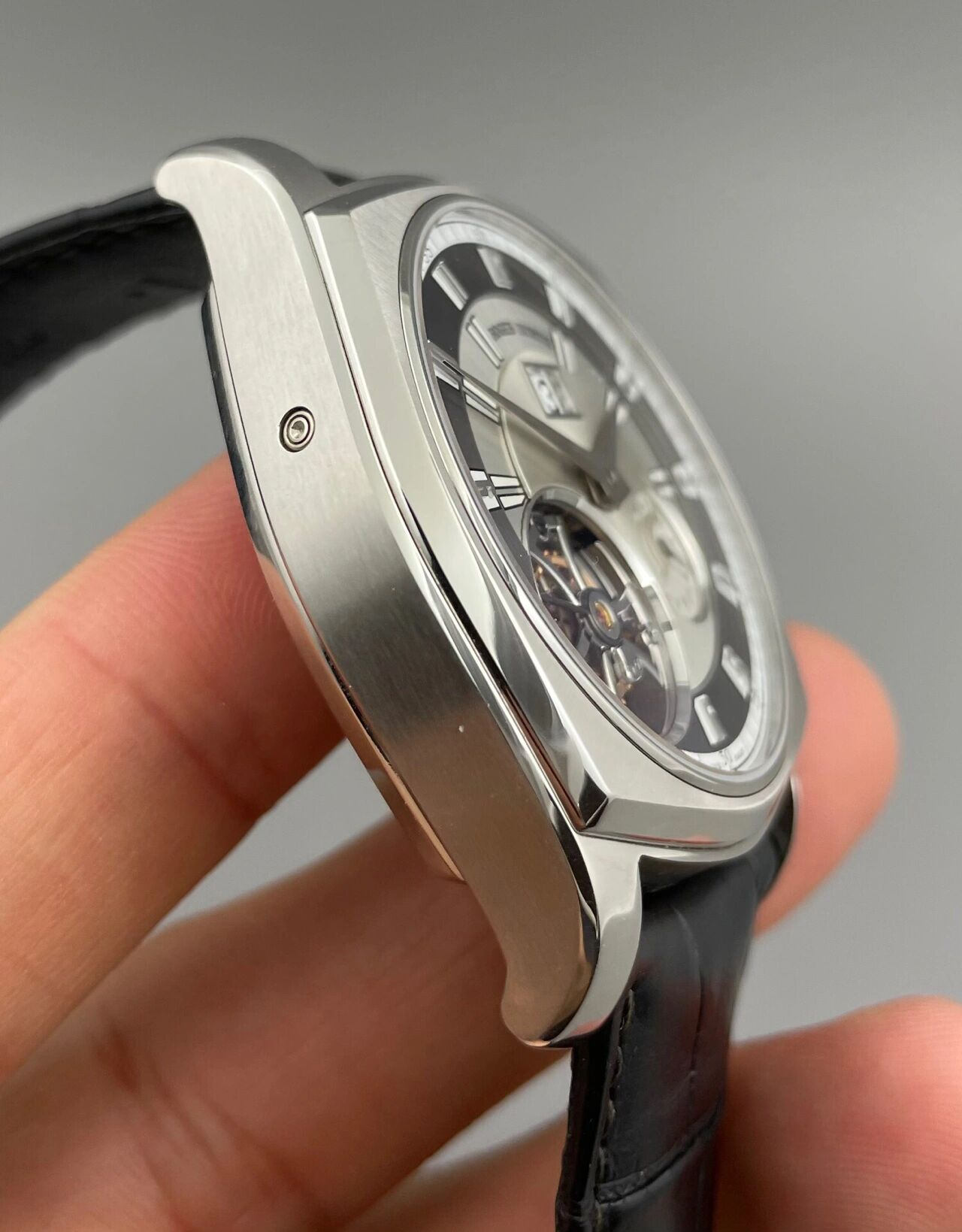 罗杰杜彼陀飞轮手表 罗杰杜彼,42mm表径pt950表壳和表扣,手动机械机芯