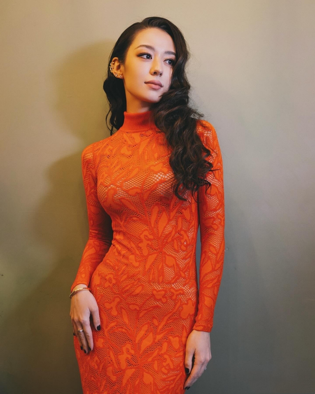 吉娜爱丽丝红毯美照,橙色的时尚风采让人眼前一亮.