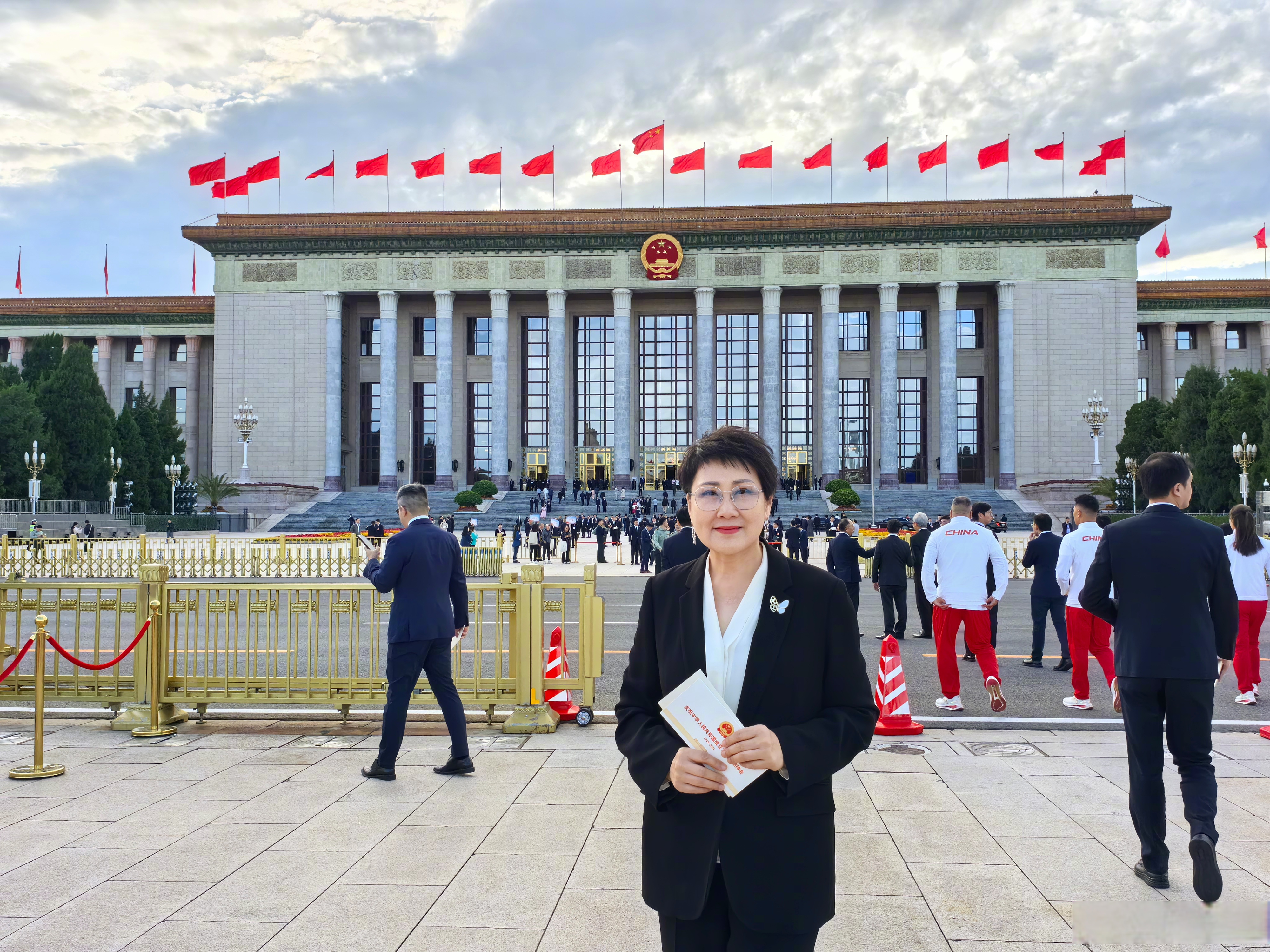 国庆节快乐# 昨天傍晚的天安门广场,人民英雄纪念碑,人民大会堂,庄严
