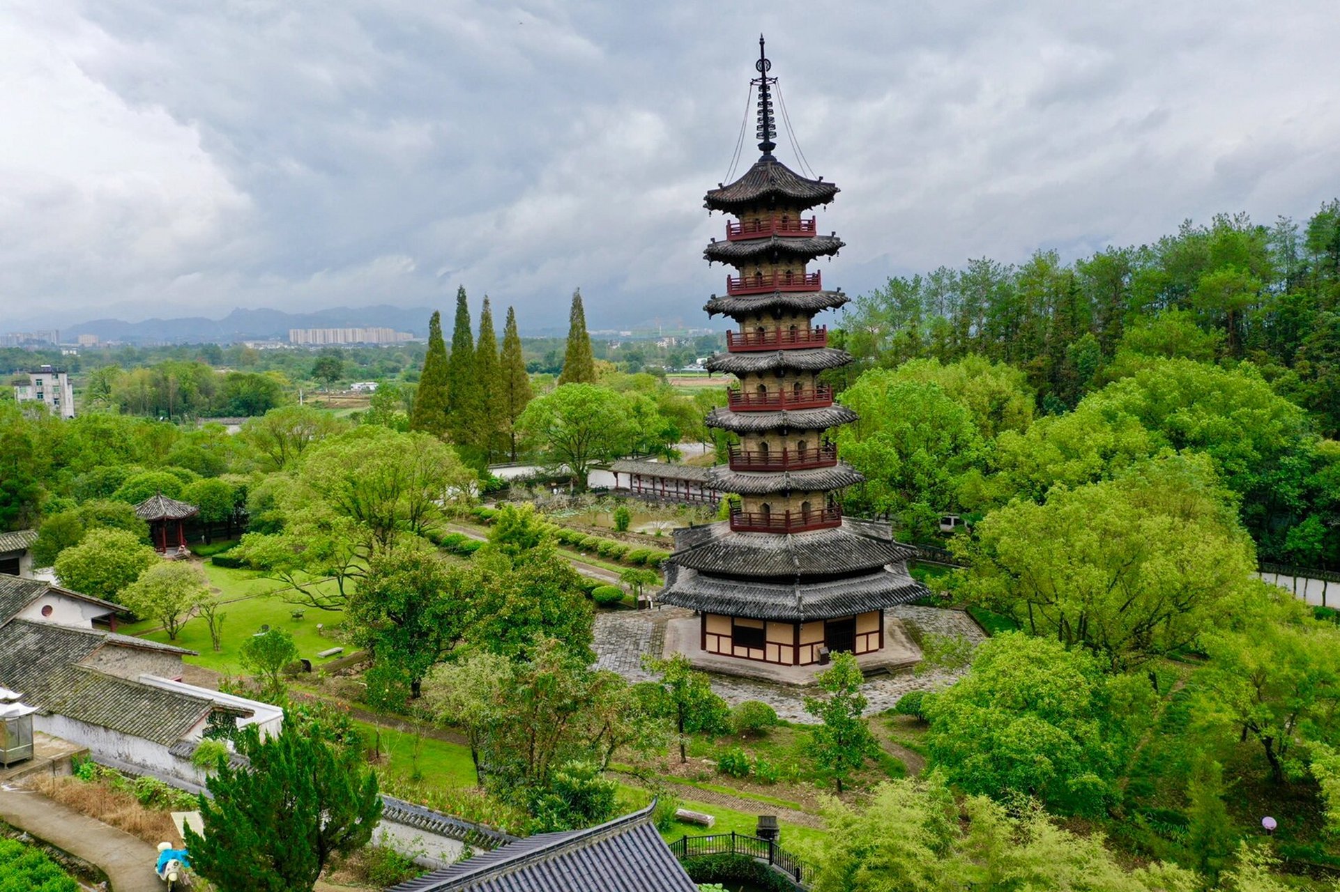 "中国的比萨斜塔" 北宋浙江松阳延庆寺塔 延庆寺塔明显的斜度 延庆寺