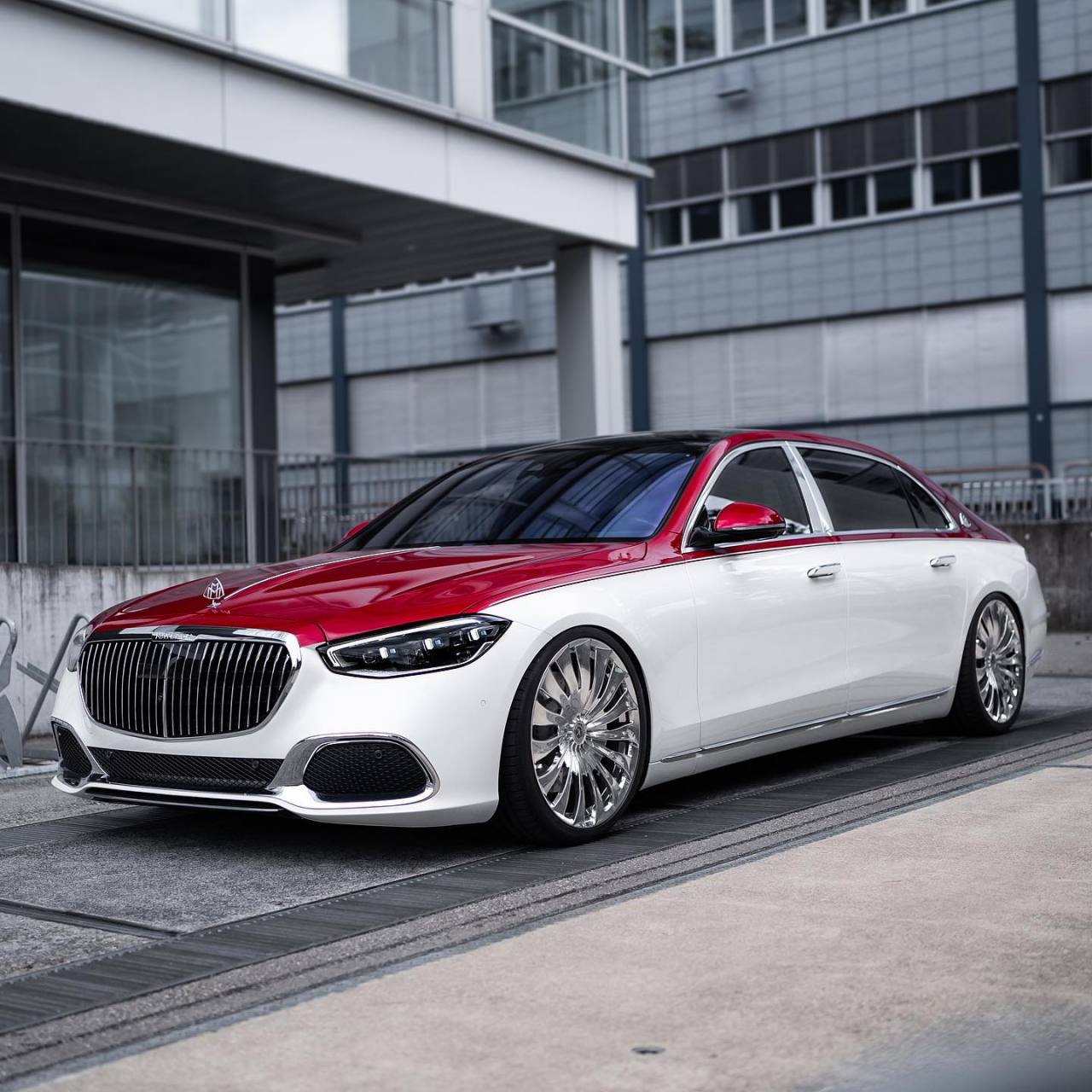 【迈巴赫s680白红双拼版】这台车应该就是普通人的天花板吧?