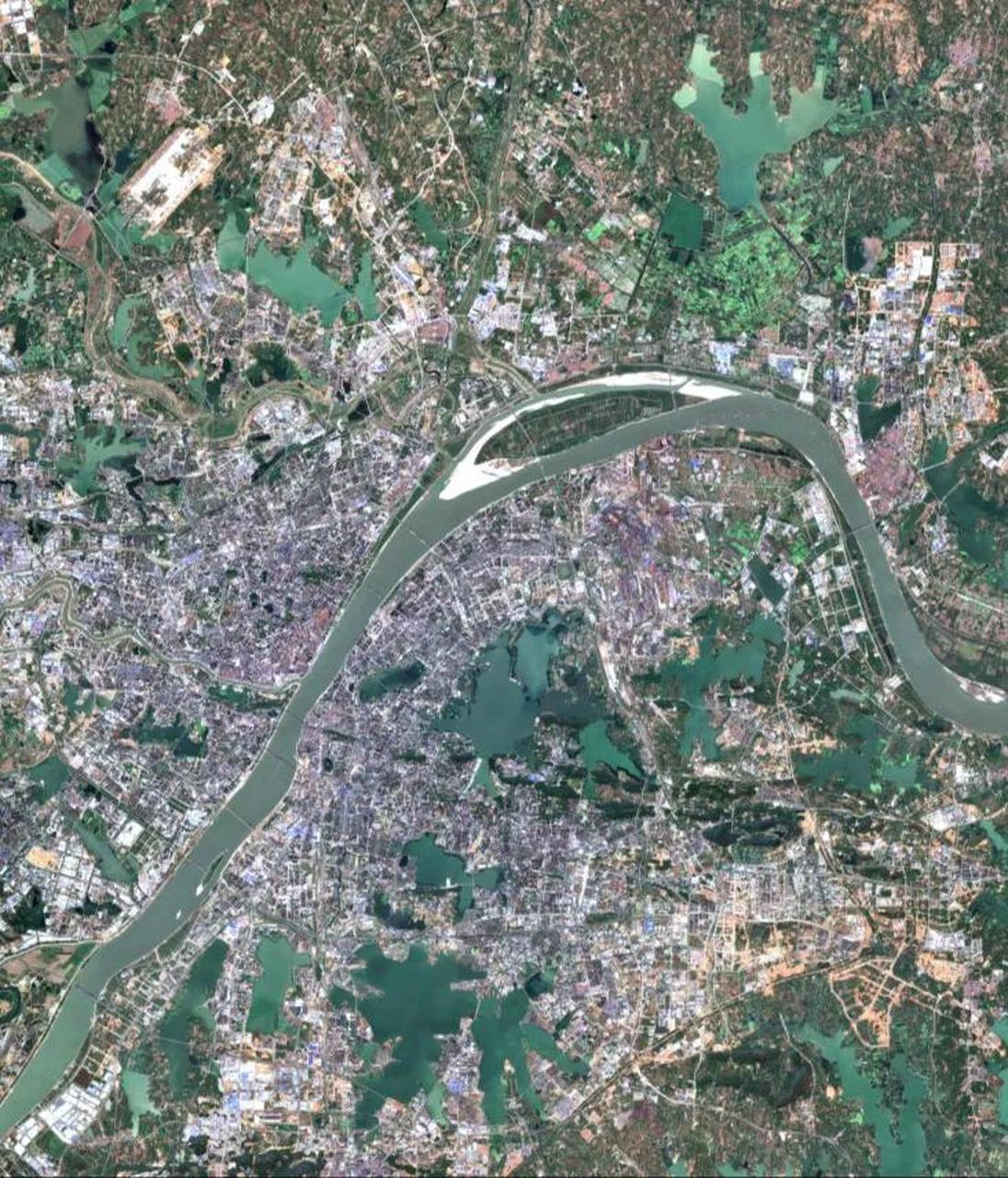 天兴洲在武汉市地图上很显眼,这是武汉长江段的江心洲,面积约26平方公