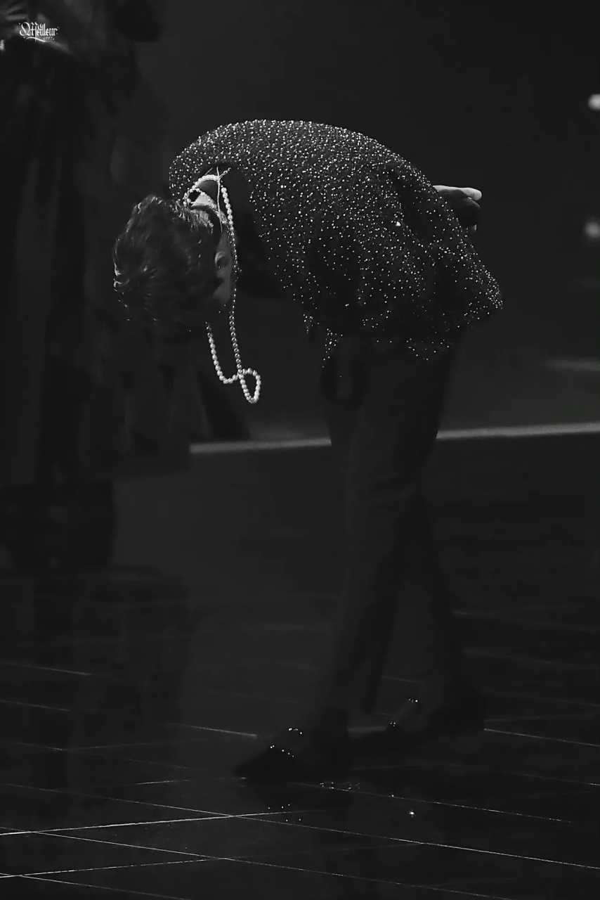 依然是我们熟悉的90度鞠躬!  王一博和观众的特殊浪漫!