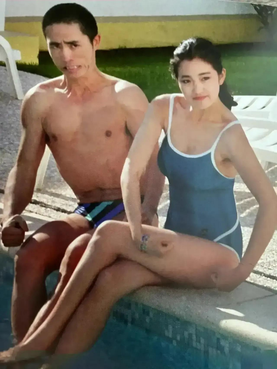 第一次看到1988年张艺谋和巩俐的合照,年轻时候张艺谋特别帅气,这两位