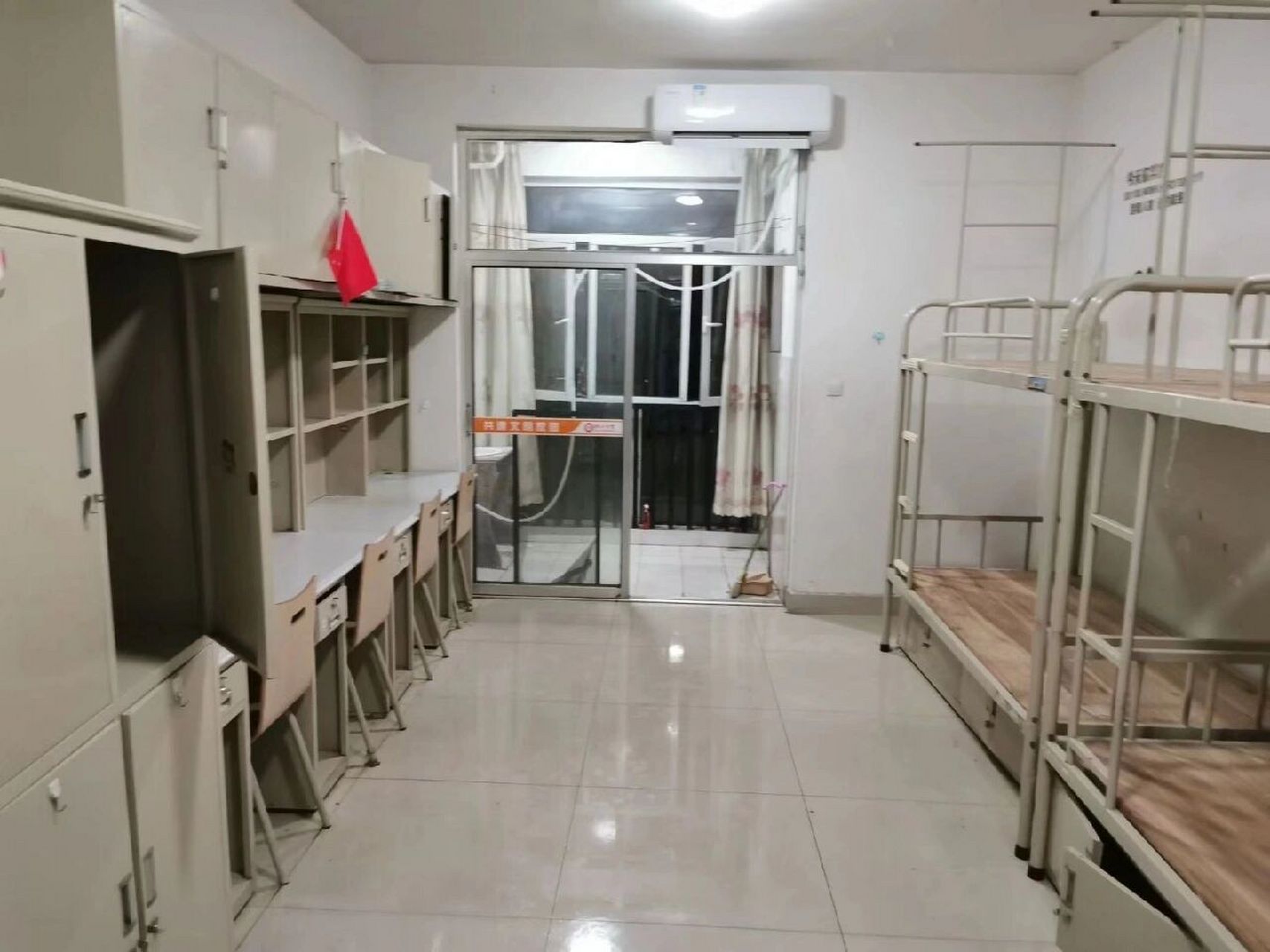 临大——宿舍篇    p1一区f2上下铺四人间,p2二区曾经的b4上床下桌四