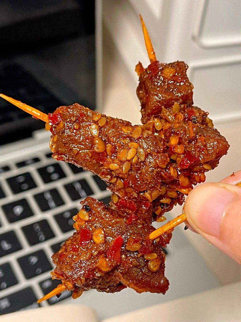 牛肉紧实hin有嚼劲,每一块都裹满了芝麻和辣椒籽,好入味儿～香香辣辣