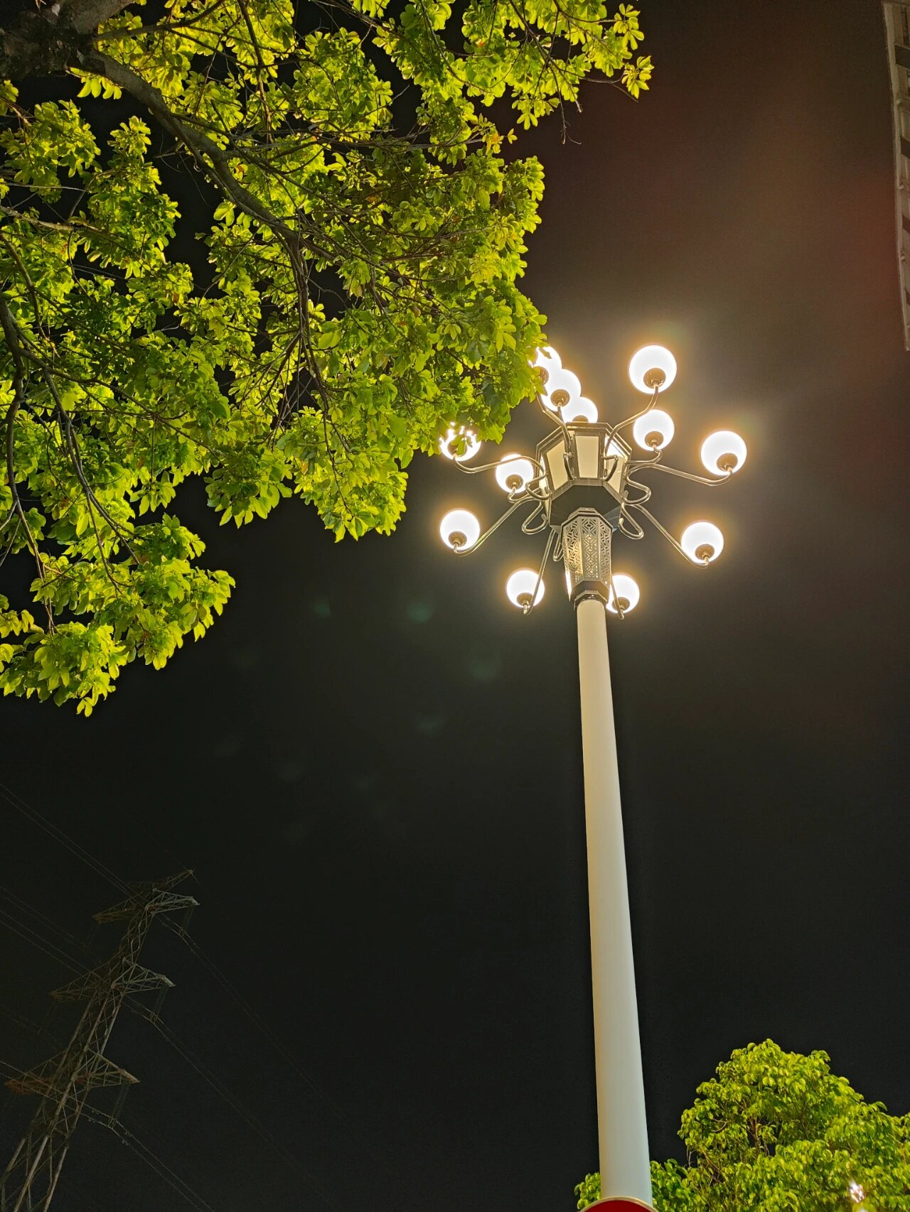 城市街道路灯夜景