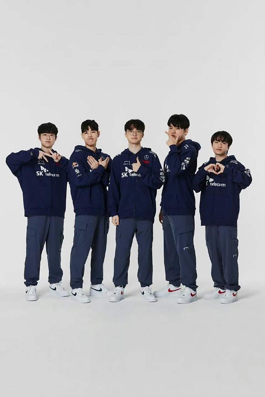 t1新队服定妆照:每个人都有一个经典pose,队服复刻2015年,寓意很好