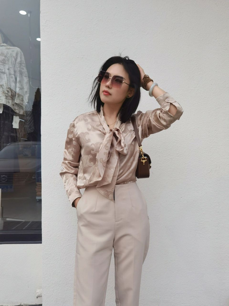 香槟色搭配 香槟色飘带衬衫搭配色黄色小脚裤,真的很搭配颜视觉很有