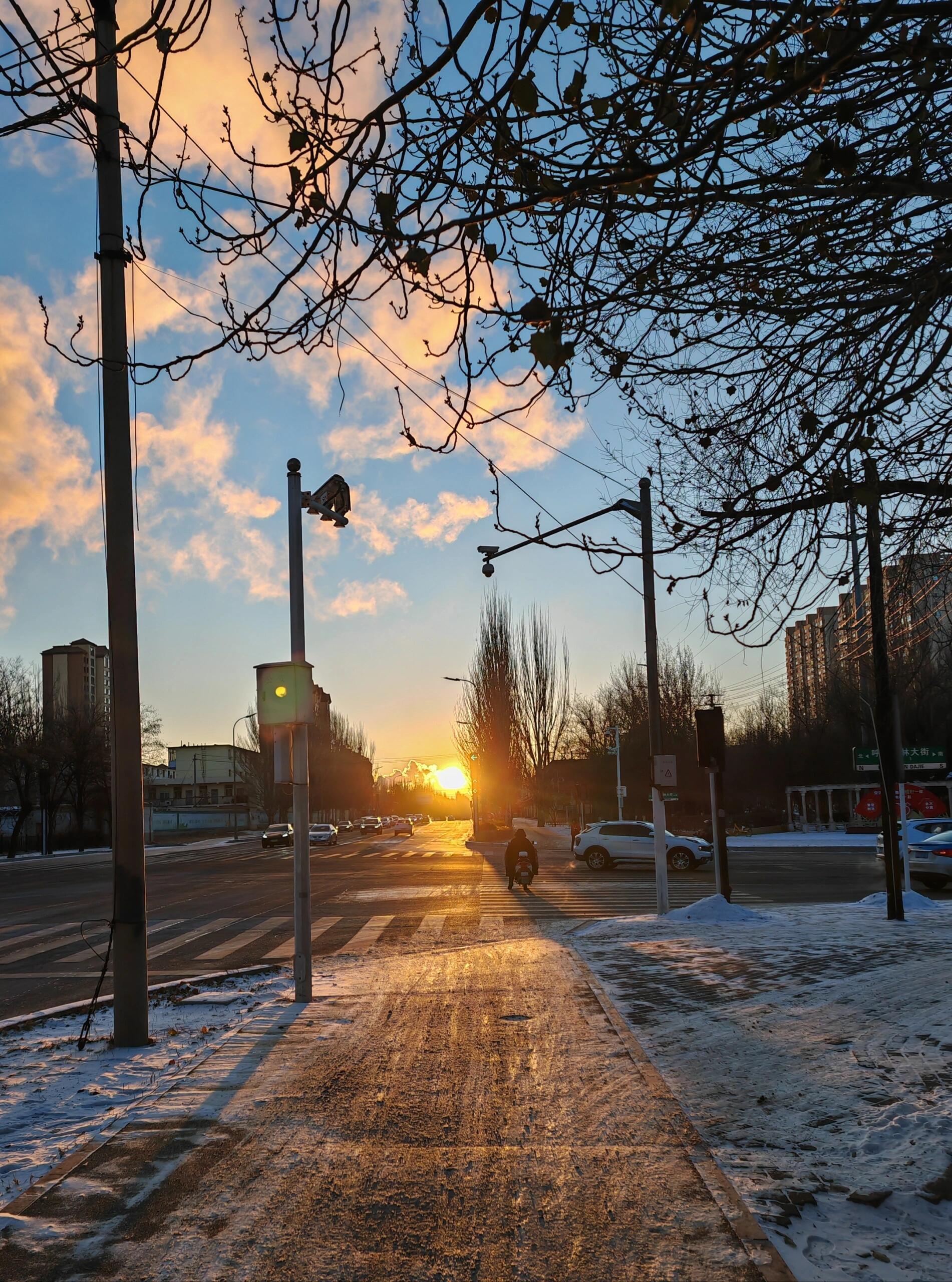 没有滤镜的天儿真的是很美呀 ​美景如画,令人陶醉,当一缕阳光穿过