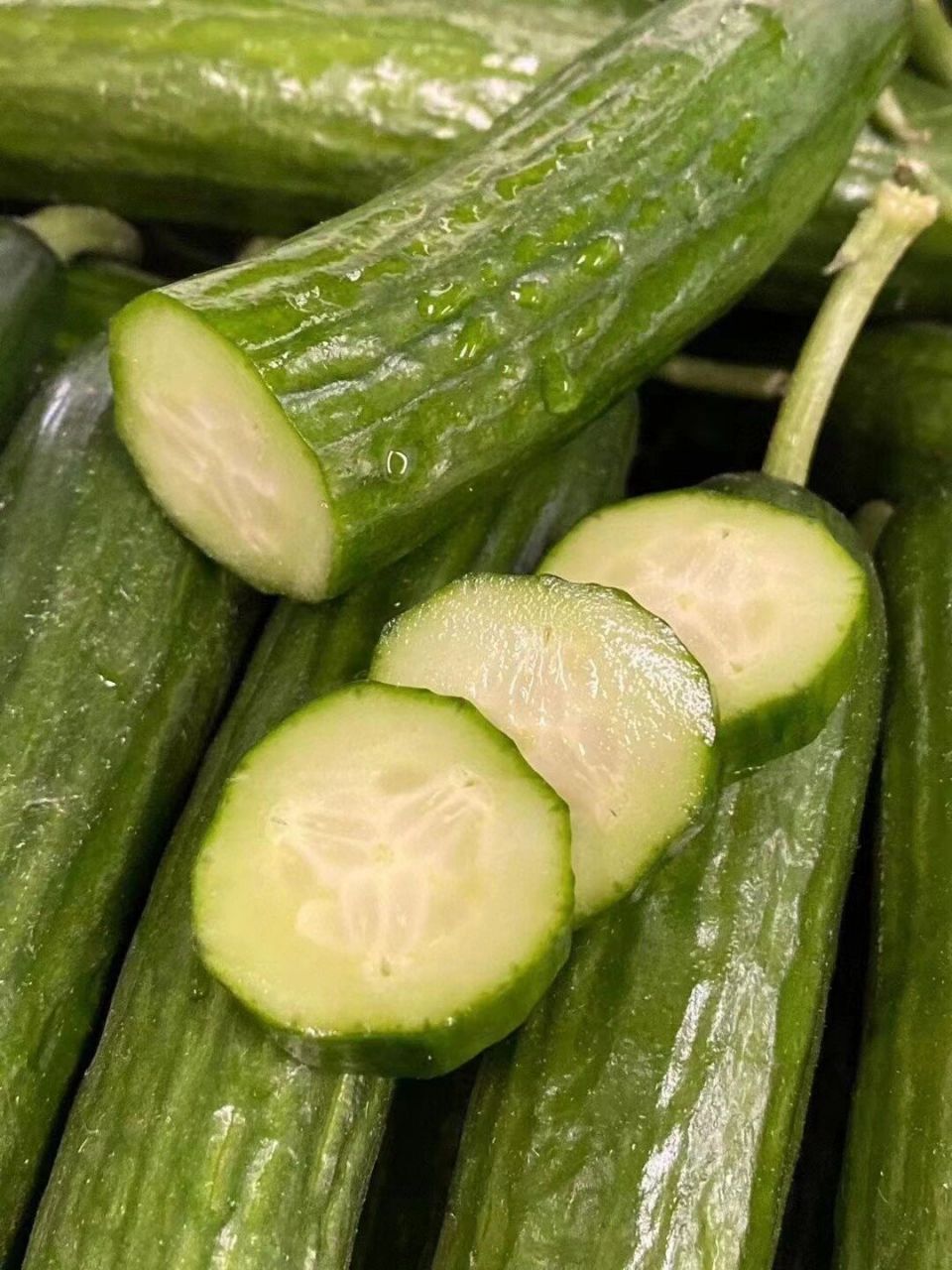 食物相生相克大全--1 1,芹菜具有清热,平肝,降血压的作用;花生有止血