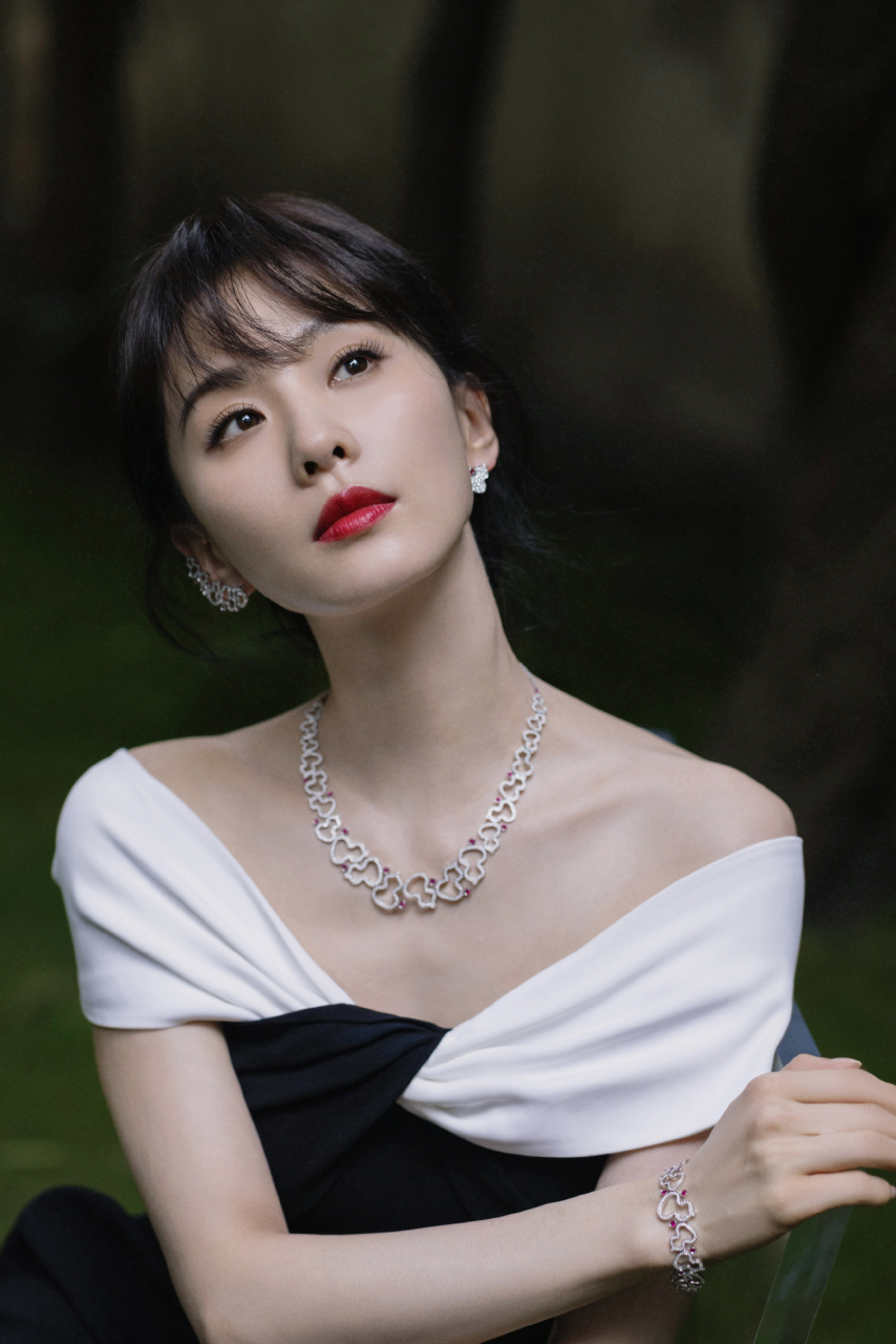 刘诗诗的项链好好看,一袭黑白礼服裙,温婉优雅大气迷人