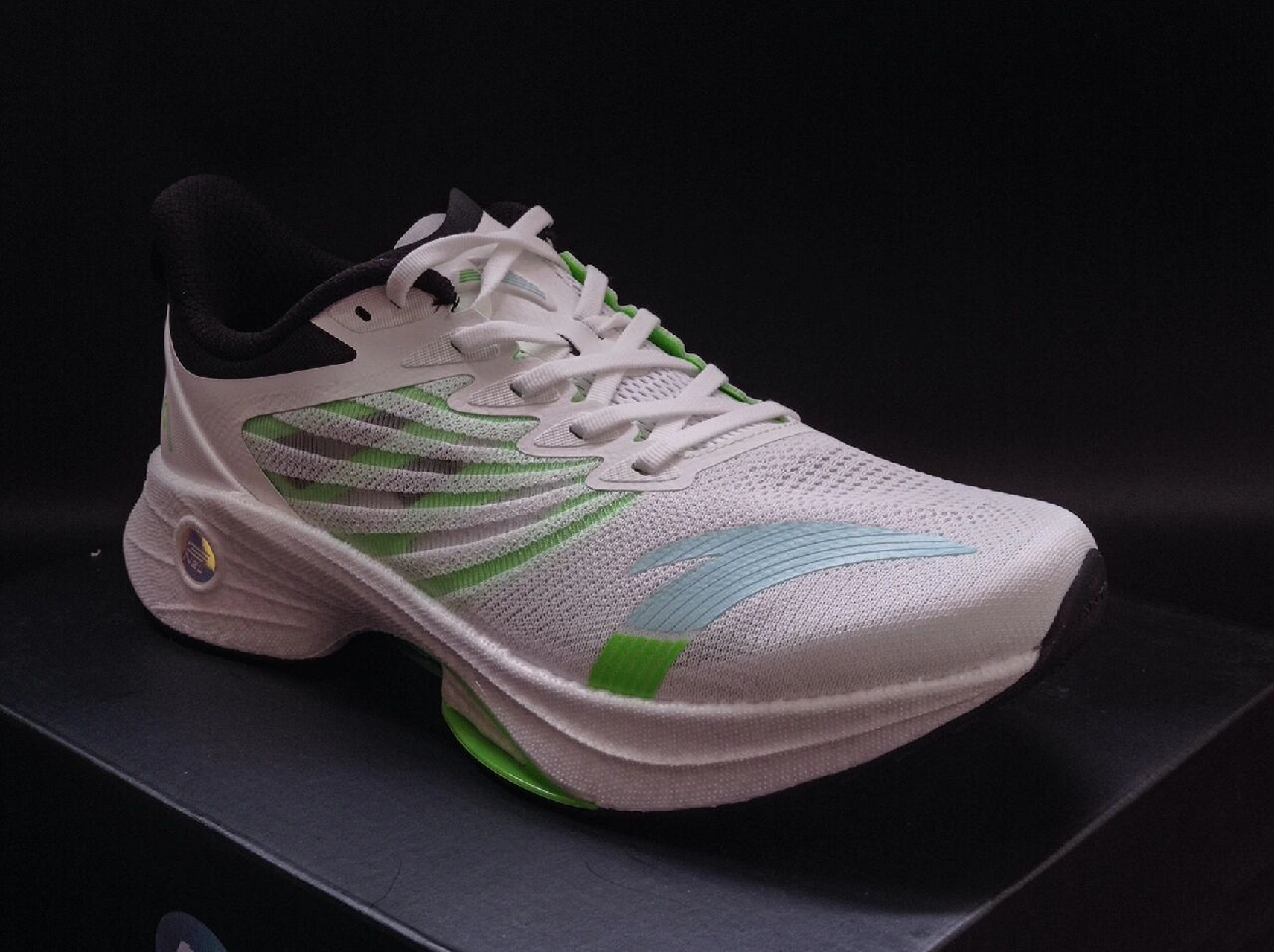 安踏马赫3开箱 上脚第一感觉很轻盈,且脚感回弹很好,整体配色也非常有