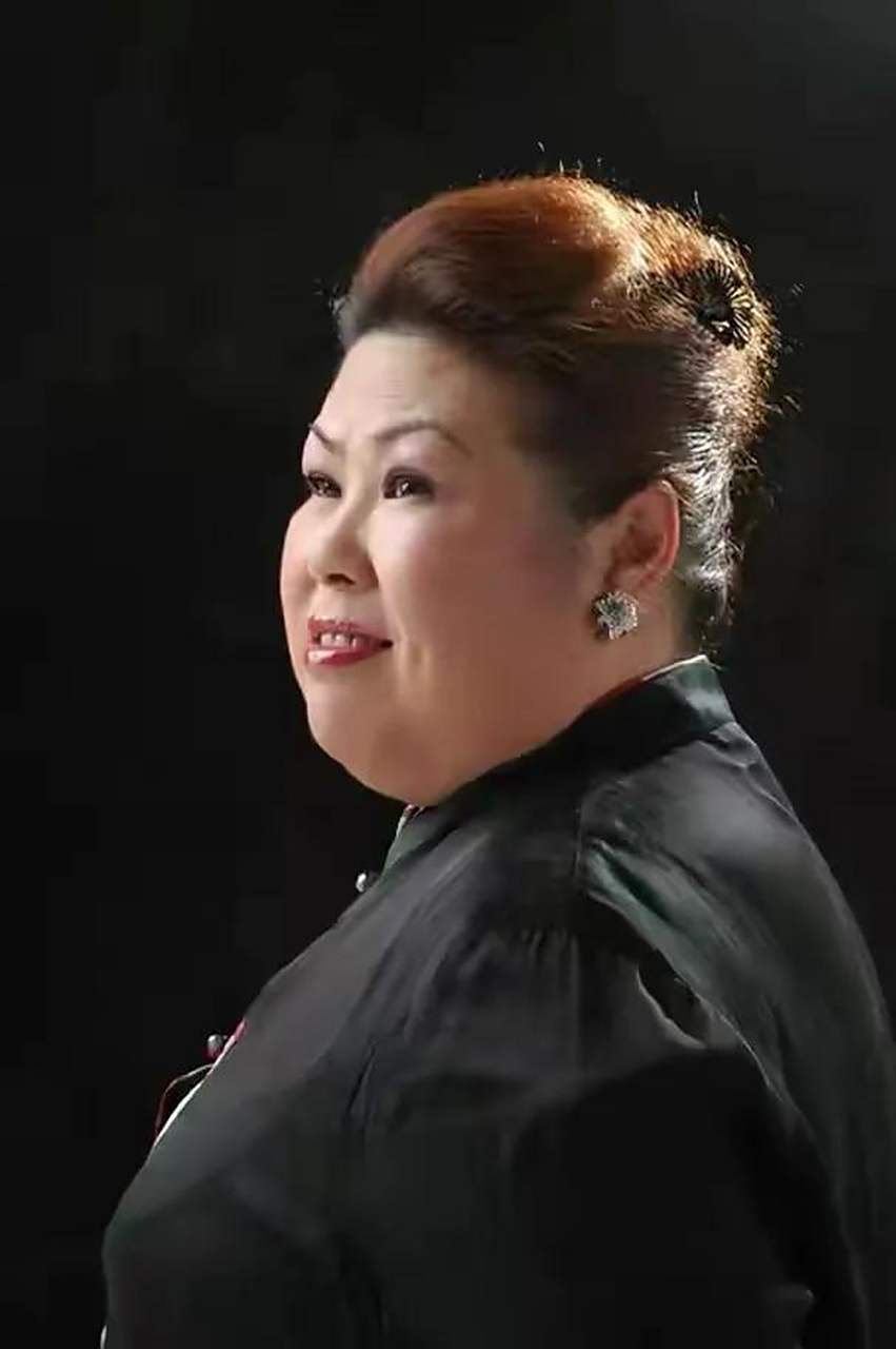 富婆专业户演员董立范,长相富态.