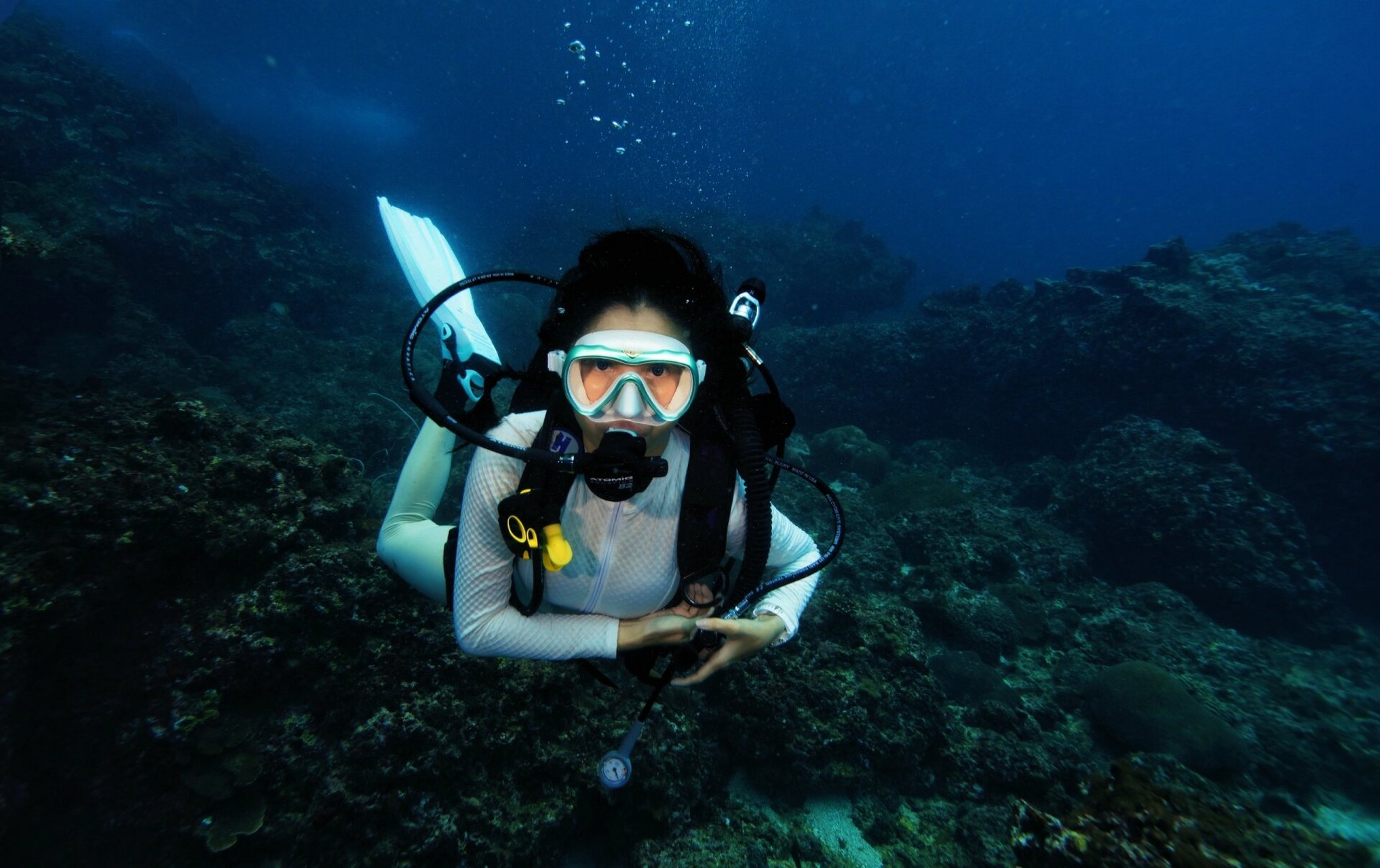 普吉岛潜水-水肺摄影  水肺潜水拍摄还是要和水底景色一起拍就能感受