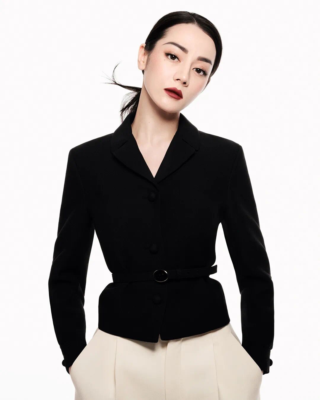 由迪奥中国品牌大使,彩妆代言人迪丽热巴演绎 以纷呈裸色调诠释多面