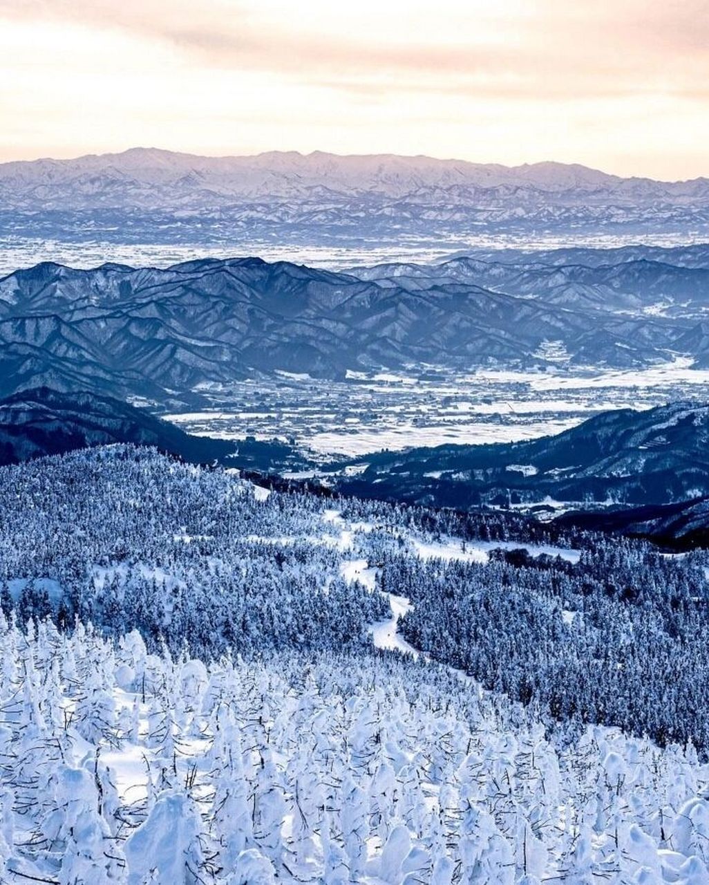 滑雪# 位于海拔1661米的藏王山是日本东北地区奥羽山脉的一部分连峰