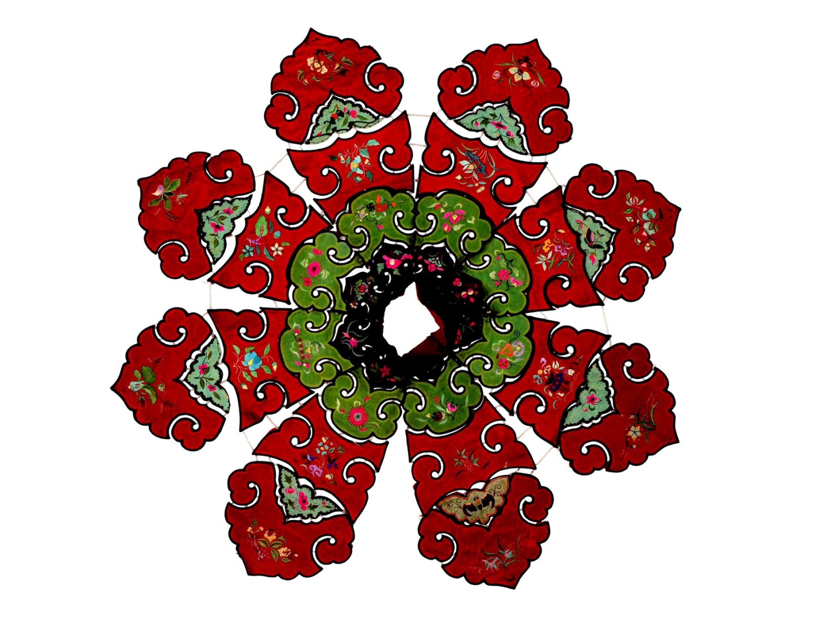 精美刺绣云肩合集 图1图2为如意式挖补绣蝴蝶寿字纹云肩 图3为如意式