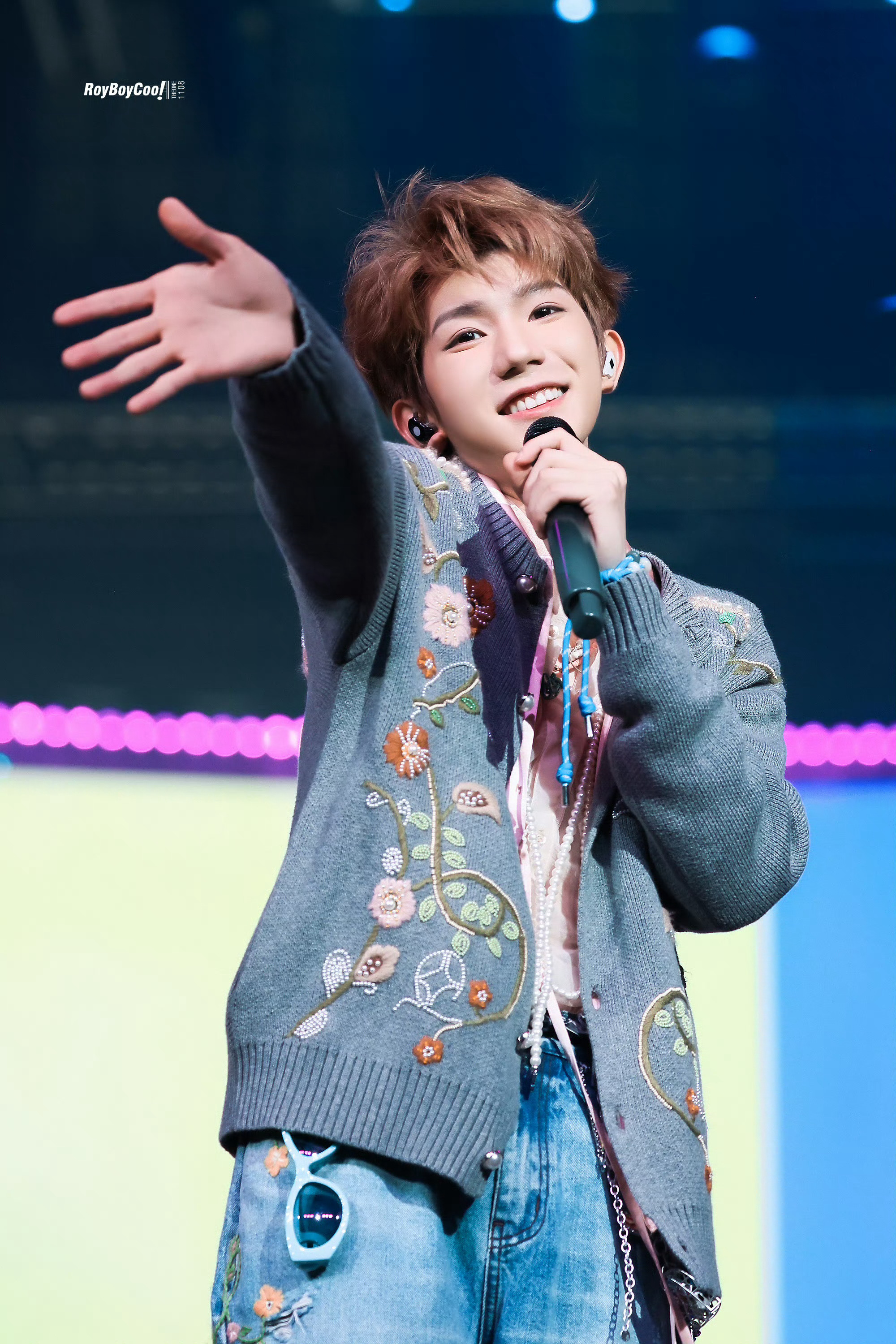 王源这种饭撒一定要缠上我# 王源有这么可爱的饭撒进入演唱会 淖鲻