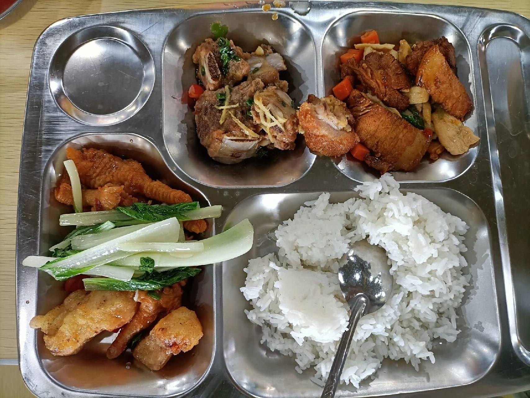 钦州幼儿师范高等专科学校的伙食 这一餐在你们学校要多少钱,反正图一