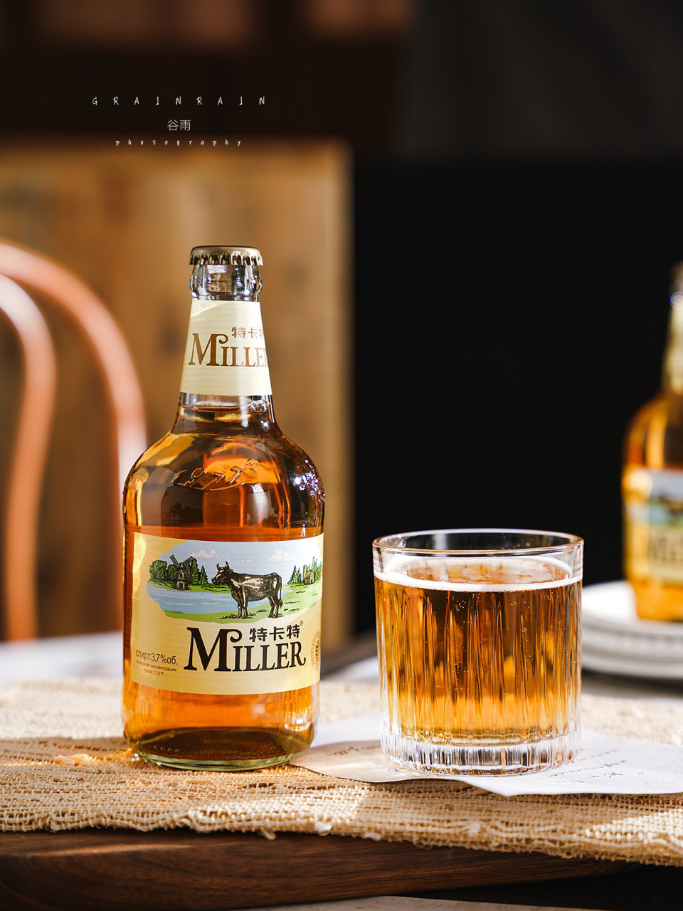 打出太阳氛围光,右前方长条形柔光灯补光.