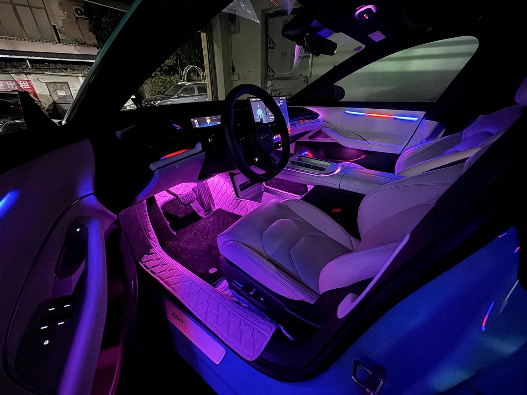 小米su7 氛围灯效果 虽然我控制不了我喜欢的人但是我喜欢的车随便我